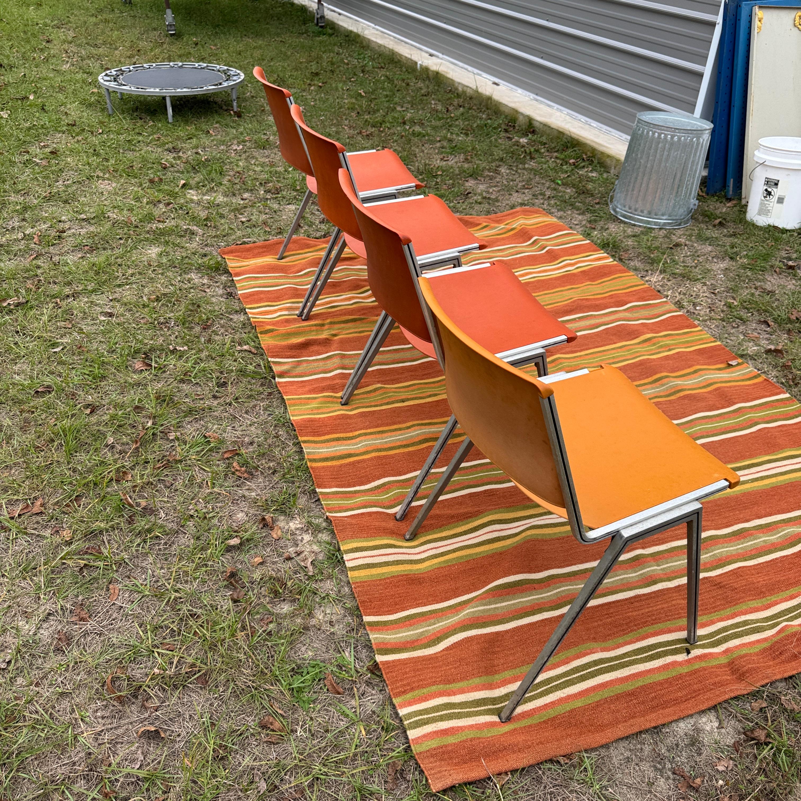 Américain Ensemble de quatre chaises d'appoint Steelcase orange et ocre des années 1960, modèle n° 1278 en vente