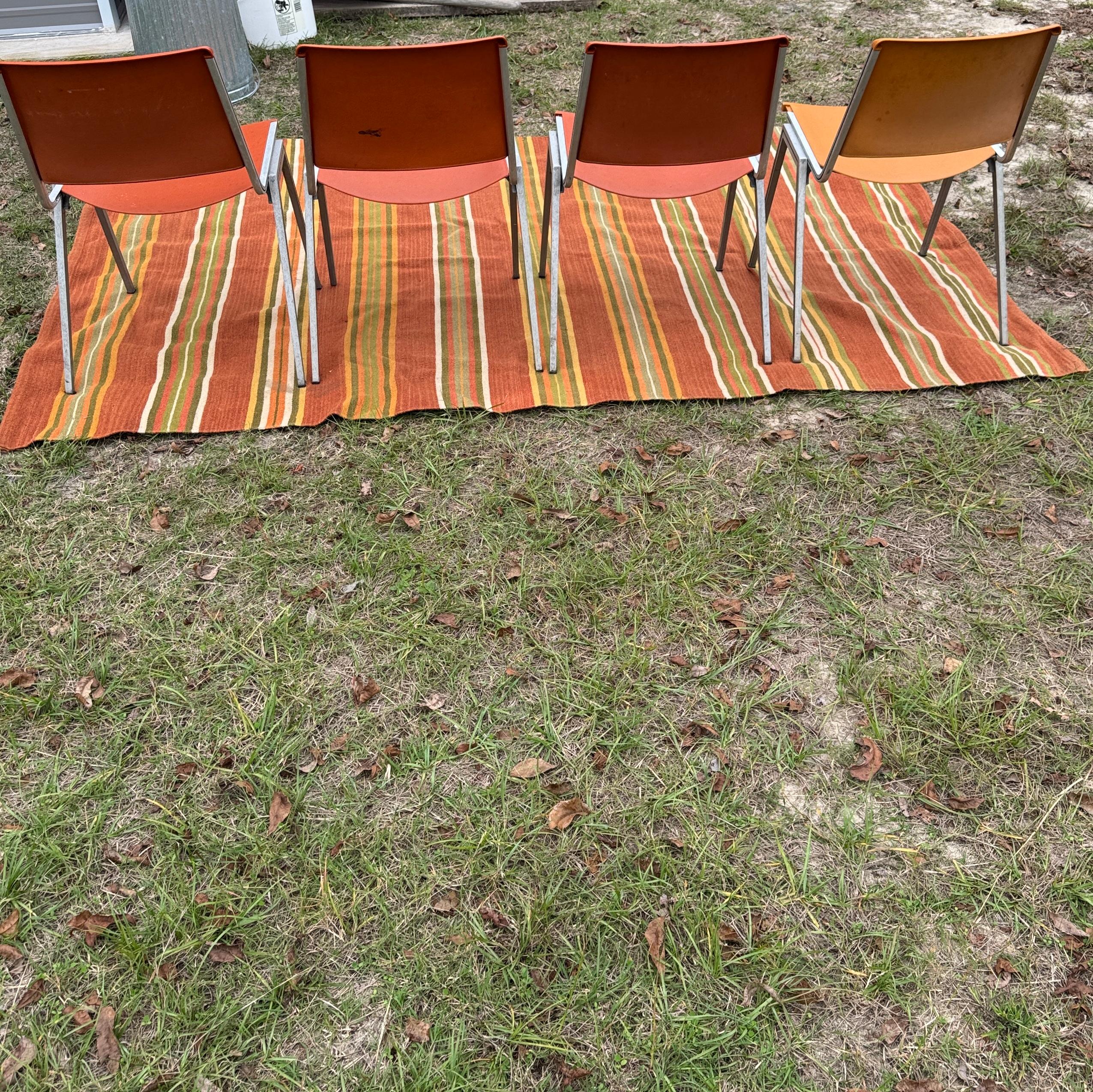 Brossé Ensemble de quatre chaises d'appoint Steelcase orange et ocre des années 1960, modèle n° 1278 en vente