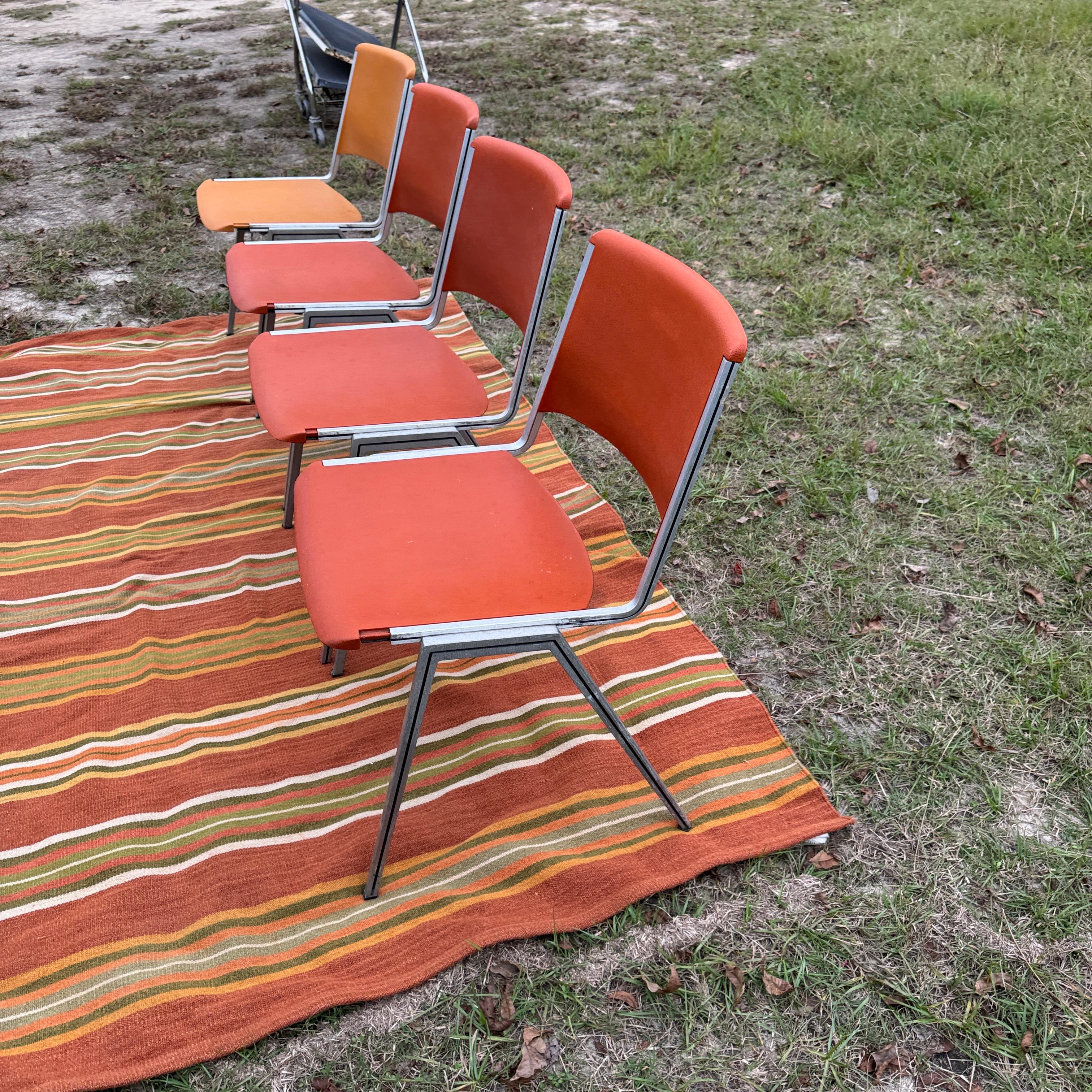 Ensemble de quatre chaises d'appoint Steelcase orange et ocre des années 1960, modèle n° 1278 Bon état - En vente à Cordova, SC
