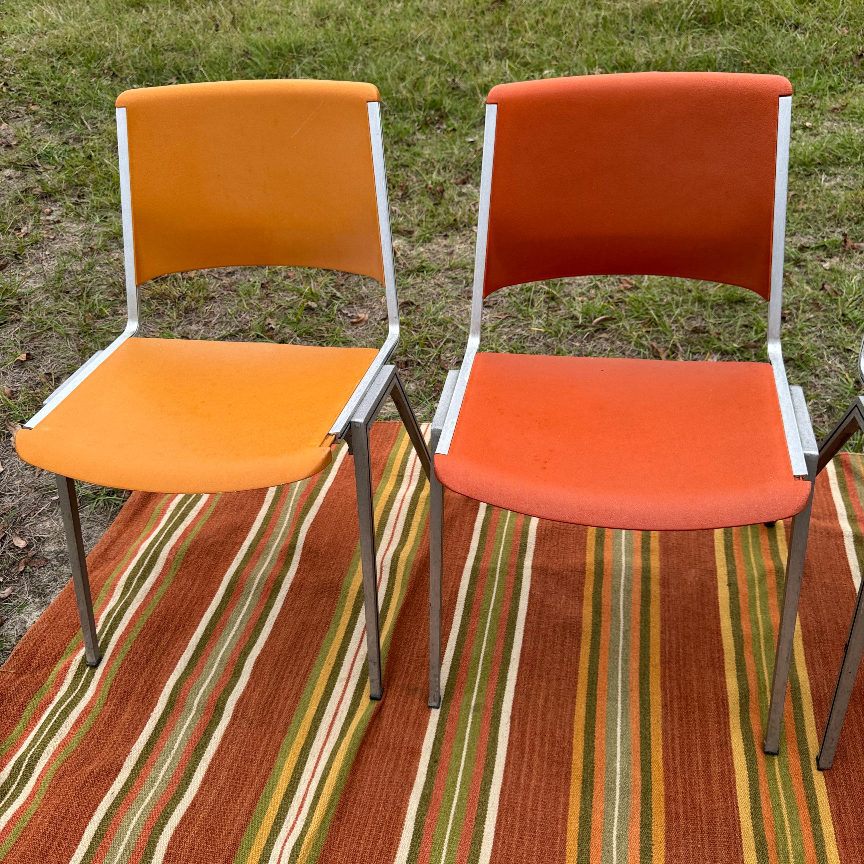 Milieu du XXe siècle Ensemble de quatre chaises d'appoint Steelcase orange et ocre des années 1960, modèle n° 1278 en vente
