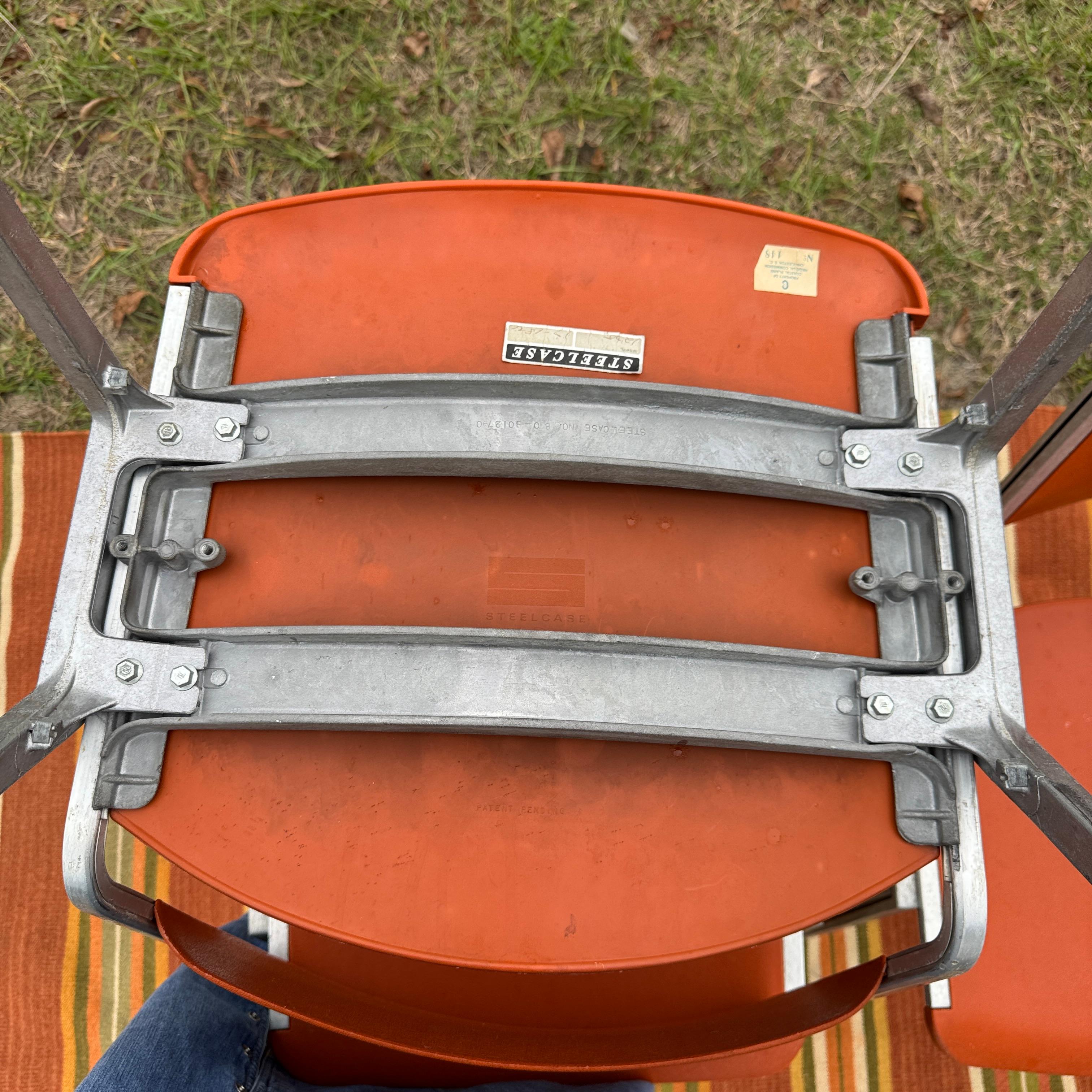 Aluminium Ensemble de quatre chaises d'appoint Steelcase orange et ocre des années 1960, modèle n° 1278 en vente