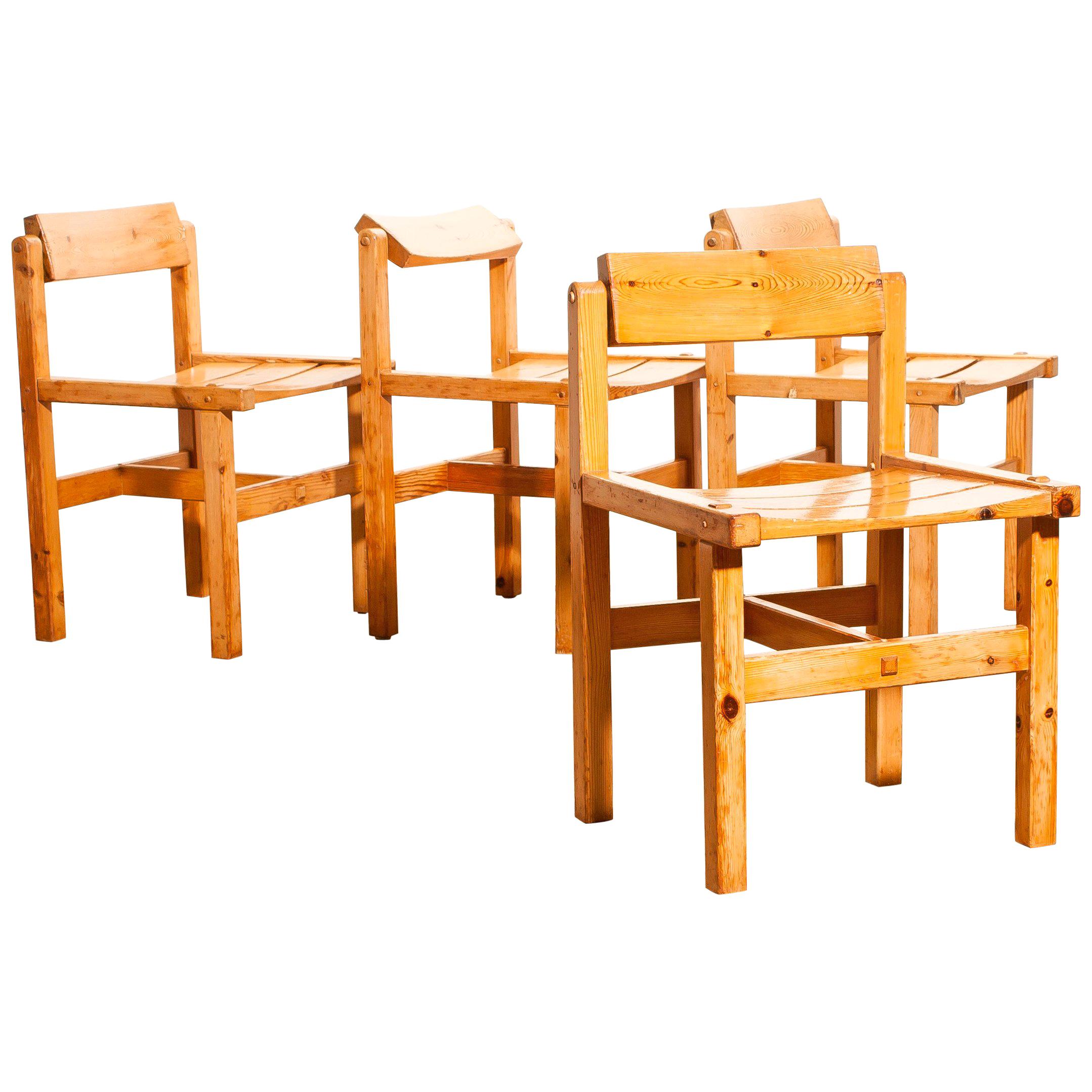 Very nice set of four chairs designed by Edvin Helseth.
These chairs are made of pine and they have turnable backrests.
They are in a beautiful used condition.
Period 1960s.
Dimensions: H 74 cm, W 47 cm, D 41 cm, SH 47 cm.