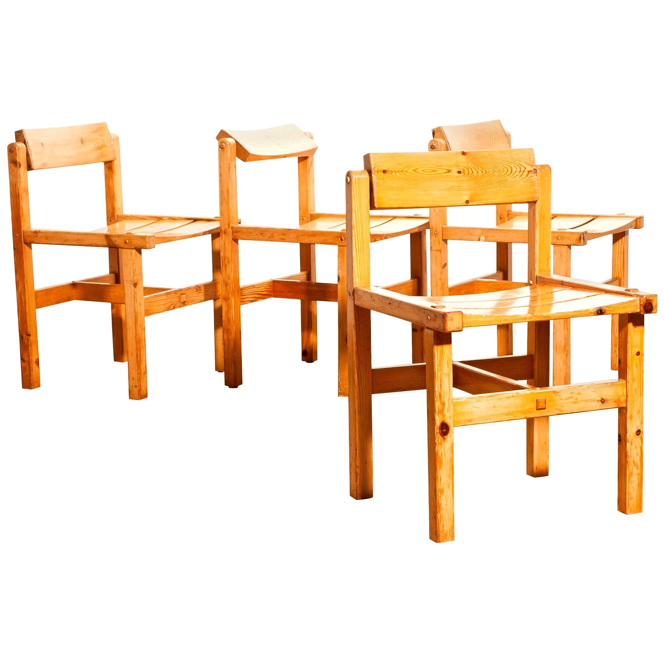 Very nice set of four chairs designed by Edvin Helseth.
These chairs are made of pine and they have turnable backrests.
They are in a beautiful used condition.
Period: 1960s.
Dimensions: H 74 cm x W 47 cm x D 41 cm x SH 47 cm.