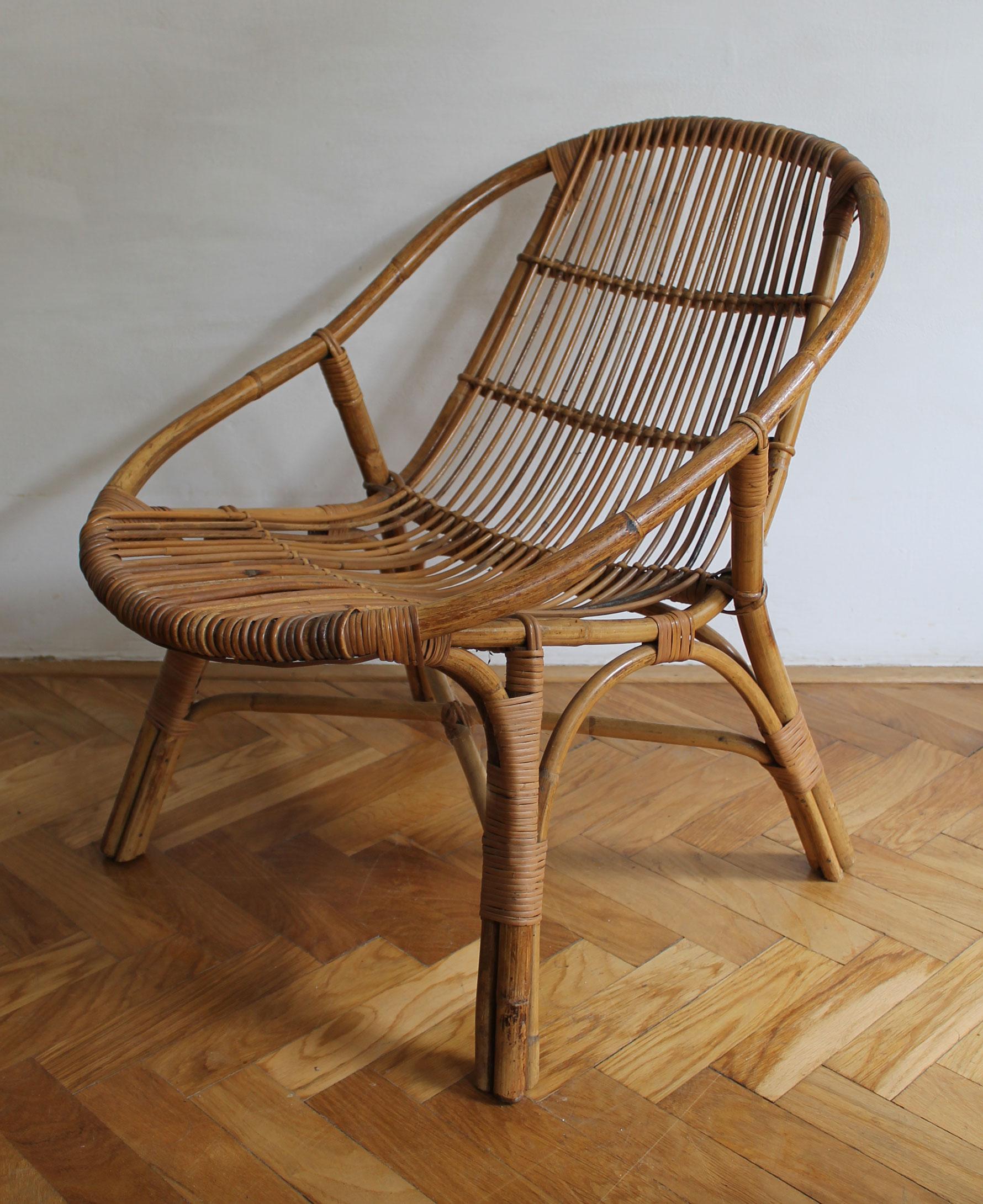 1960's Set of Four Rattan Armchairs and Side Table by Jaroslav Prochazka for ULU For Sale 4