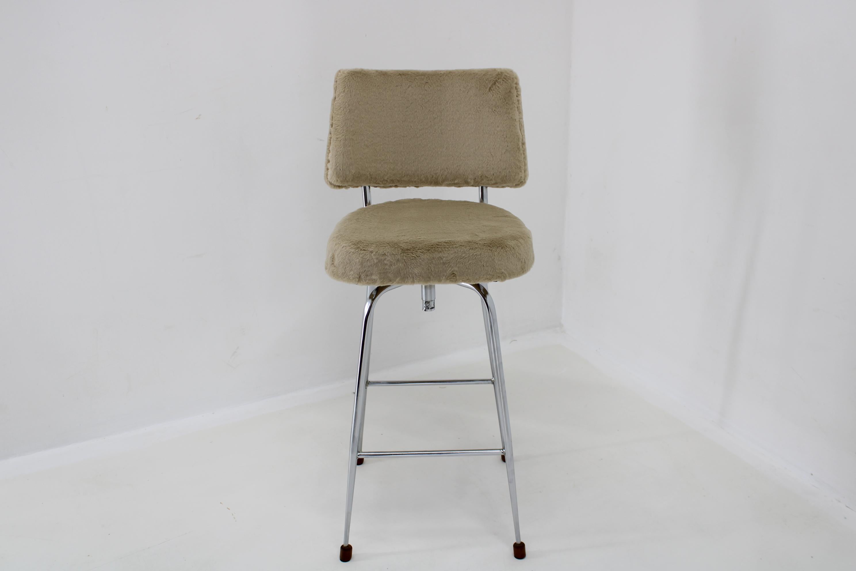 1960s Set of Four Restored Bar Chairs, Czechoslovakia For Sale 3