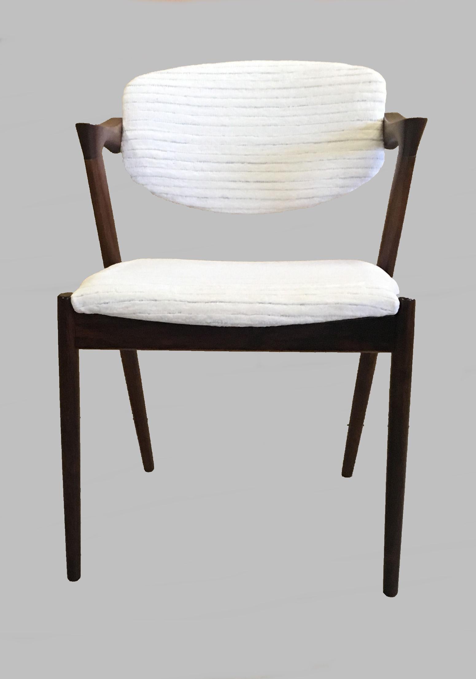 Juego de cuatro sillas de comedor de palisandro Kai Kristiansen restauradas y personalizables de los años 60 en venta 3