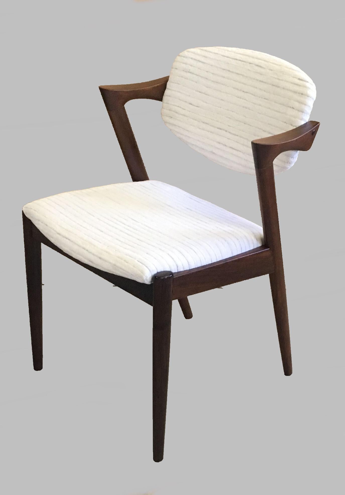 Juego de cuatro sillas de comedor de palisandro de los años 60, totalmente restauradas y con respaldo ajustable, de Kai Kristiansen para Schous Møbelfabrik, con retapizado a medida.

as sillas han sido totalmente restauradas y reacabadas por nuestro