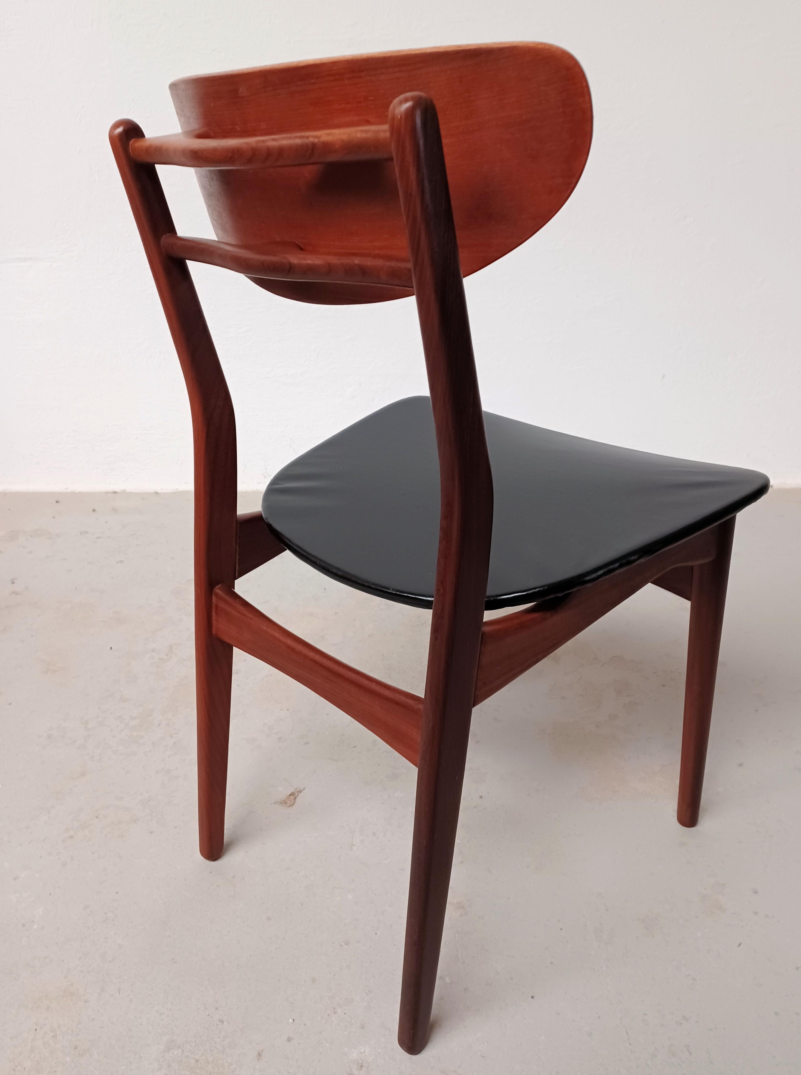 1960s Ensemble de quatre chaises de salle à manger danoises en teck restaurées et personnalisables en vente 4