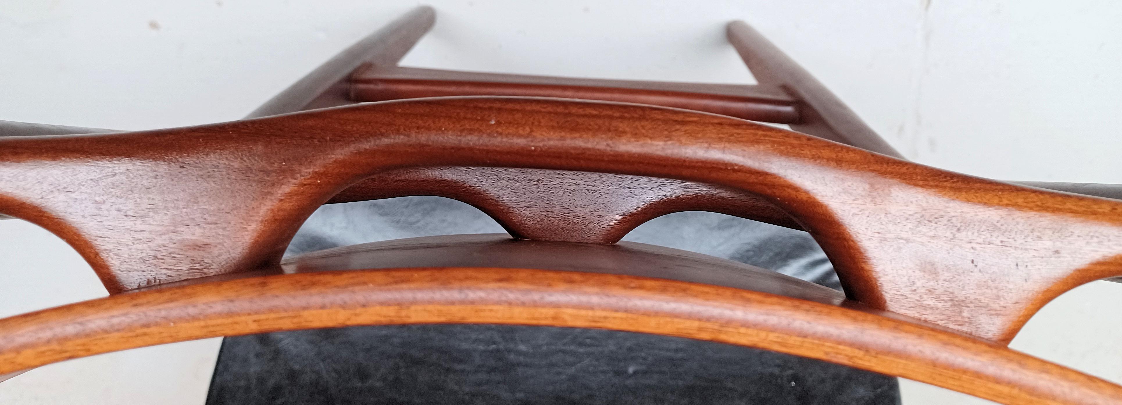 1960s Ensemble de quatre chaises de salle à manger danoises en teck restaurées et personnalisables en vente 8