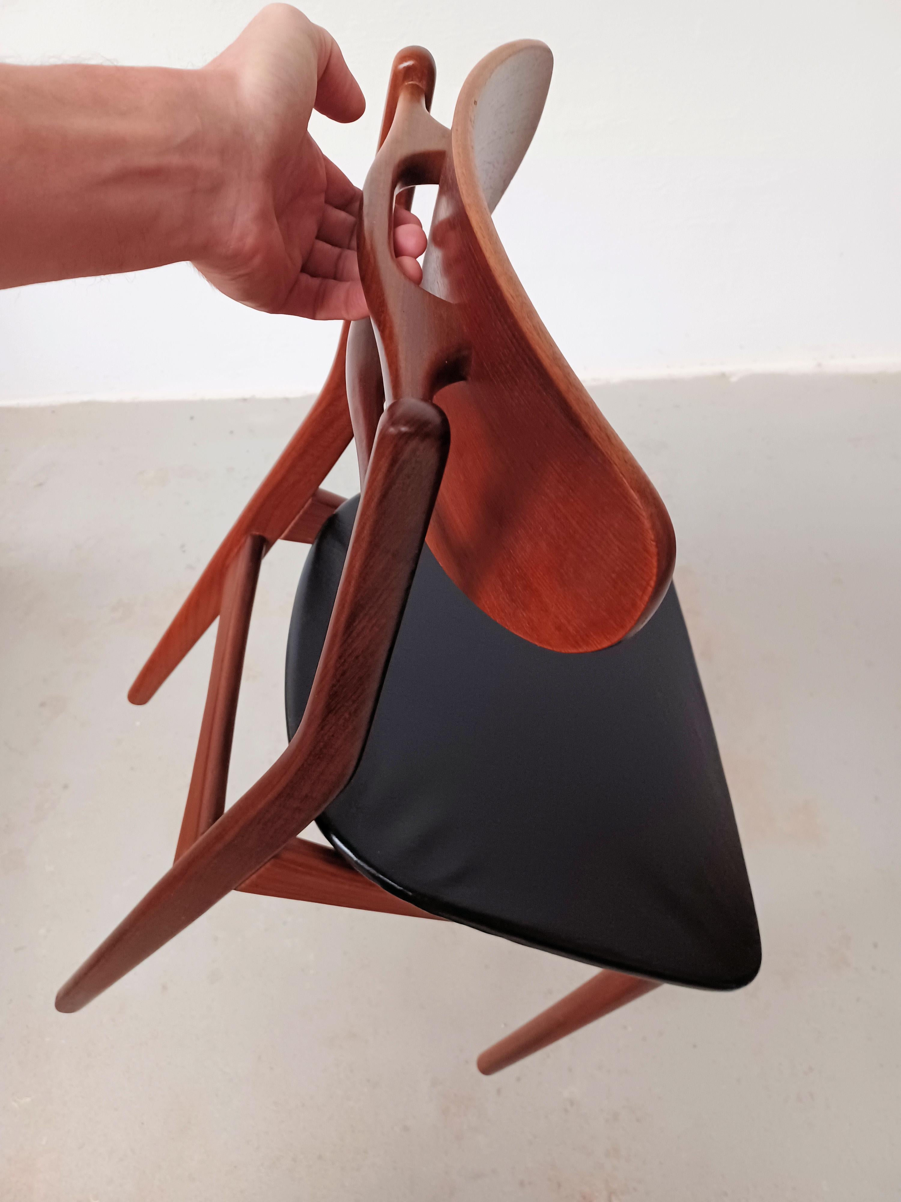1960s Ensemble de quatre chaises de salle à manger danoises en teck restaurées et personnalisables en vente 9