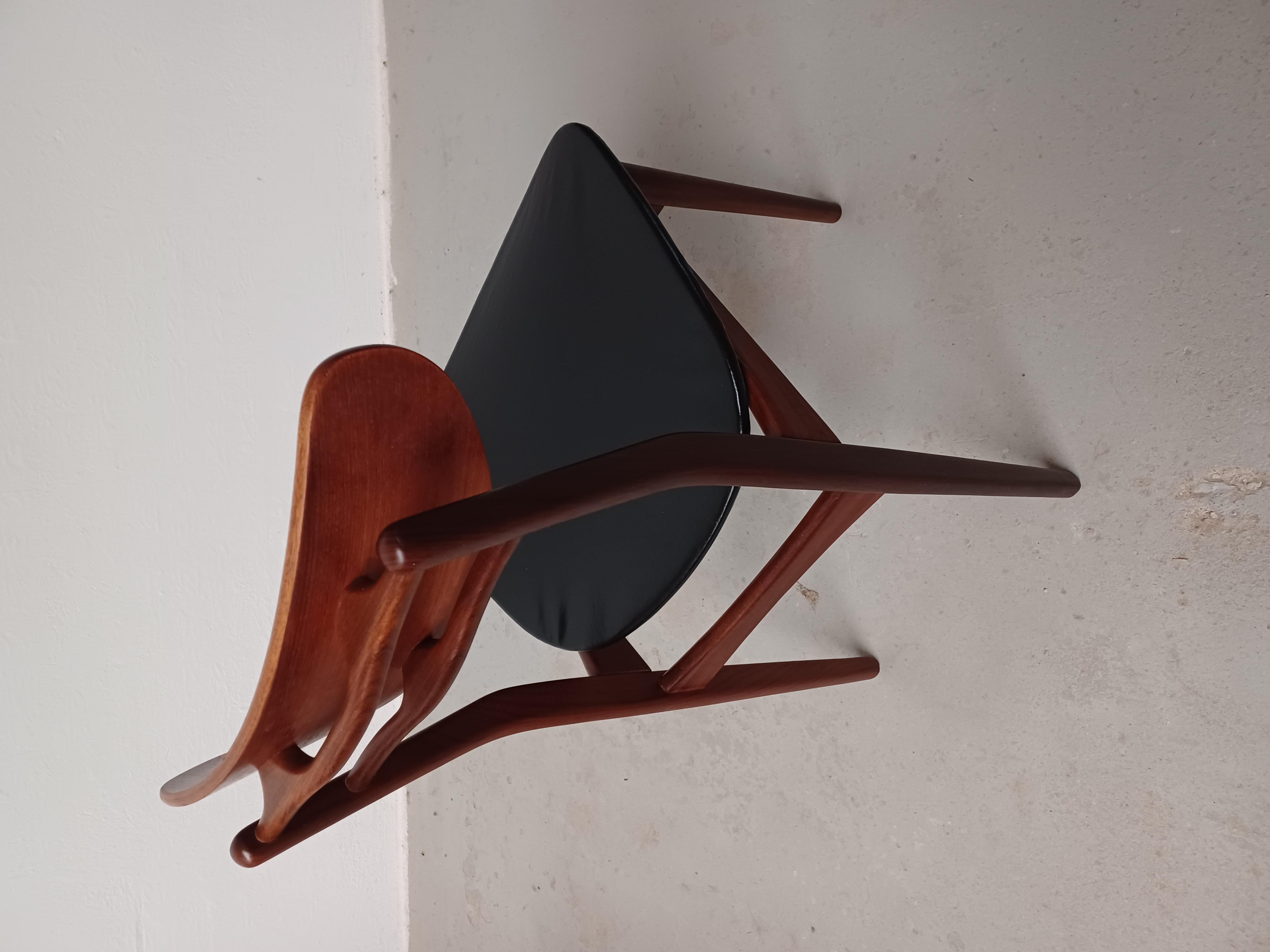 1960s Ensemble de quatre chaises de salle à manger danoises en teck restaurées et personnalisables en vente 2