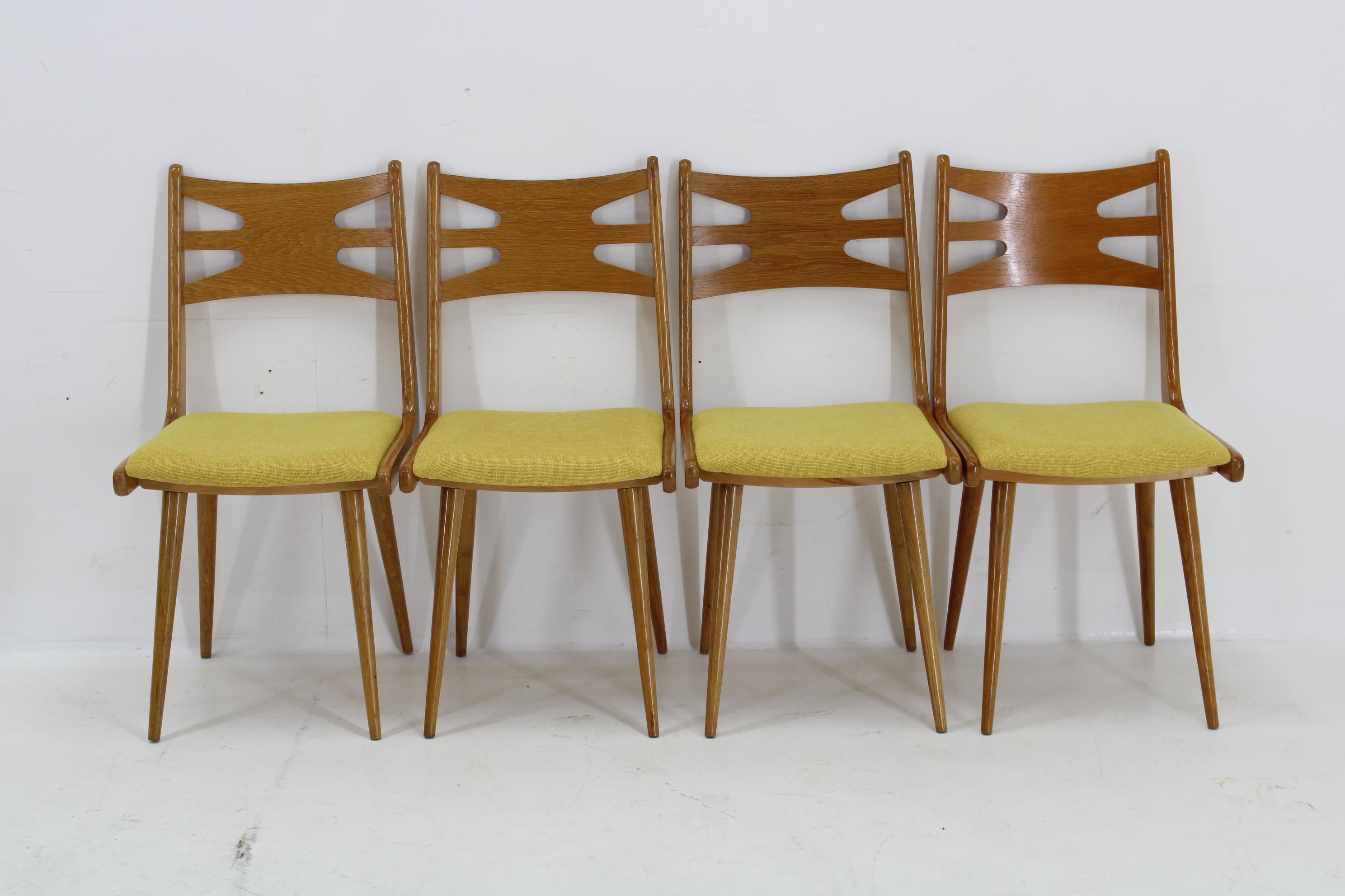 Juego de cuatro sillas de comedor raras restauradas, Checoslovaquia, años 60 Moderno de mediados de siglo en venta