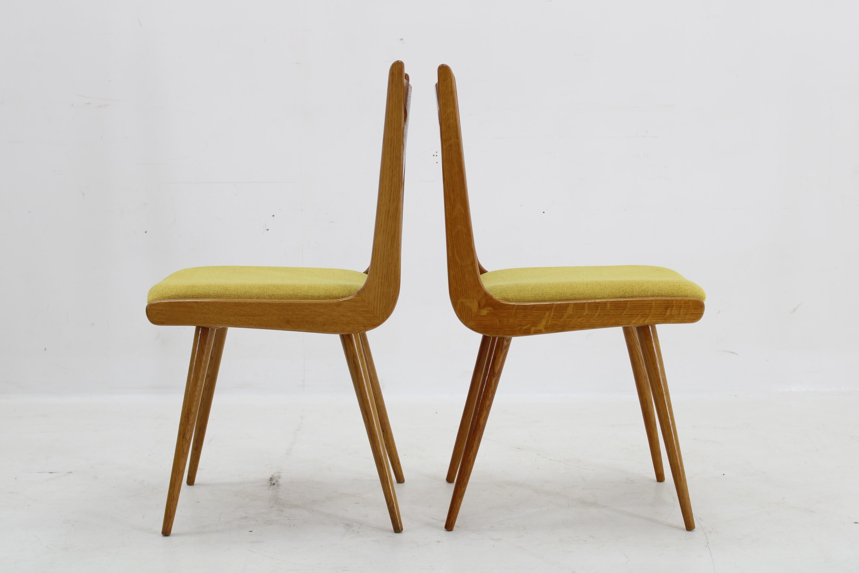 Juego de cuatro sillas de comedor raras restauradas, Checoslovaquia, años 60 Tela en venta
