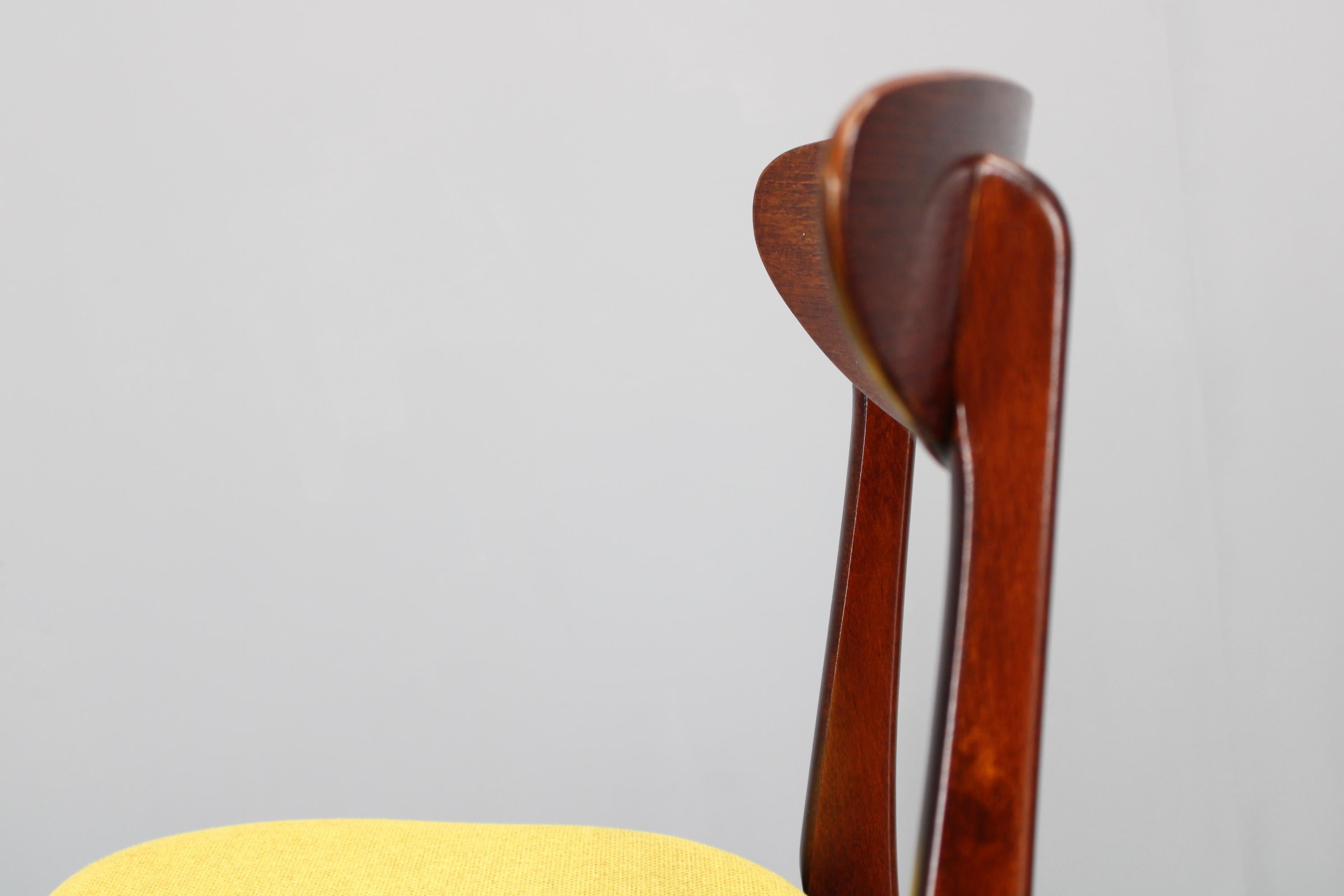 Juego de cuatro sillas de comedor restauradas de los años 60, Farstrup, Dinamarca Tela en venta