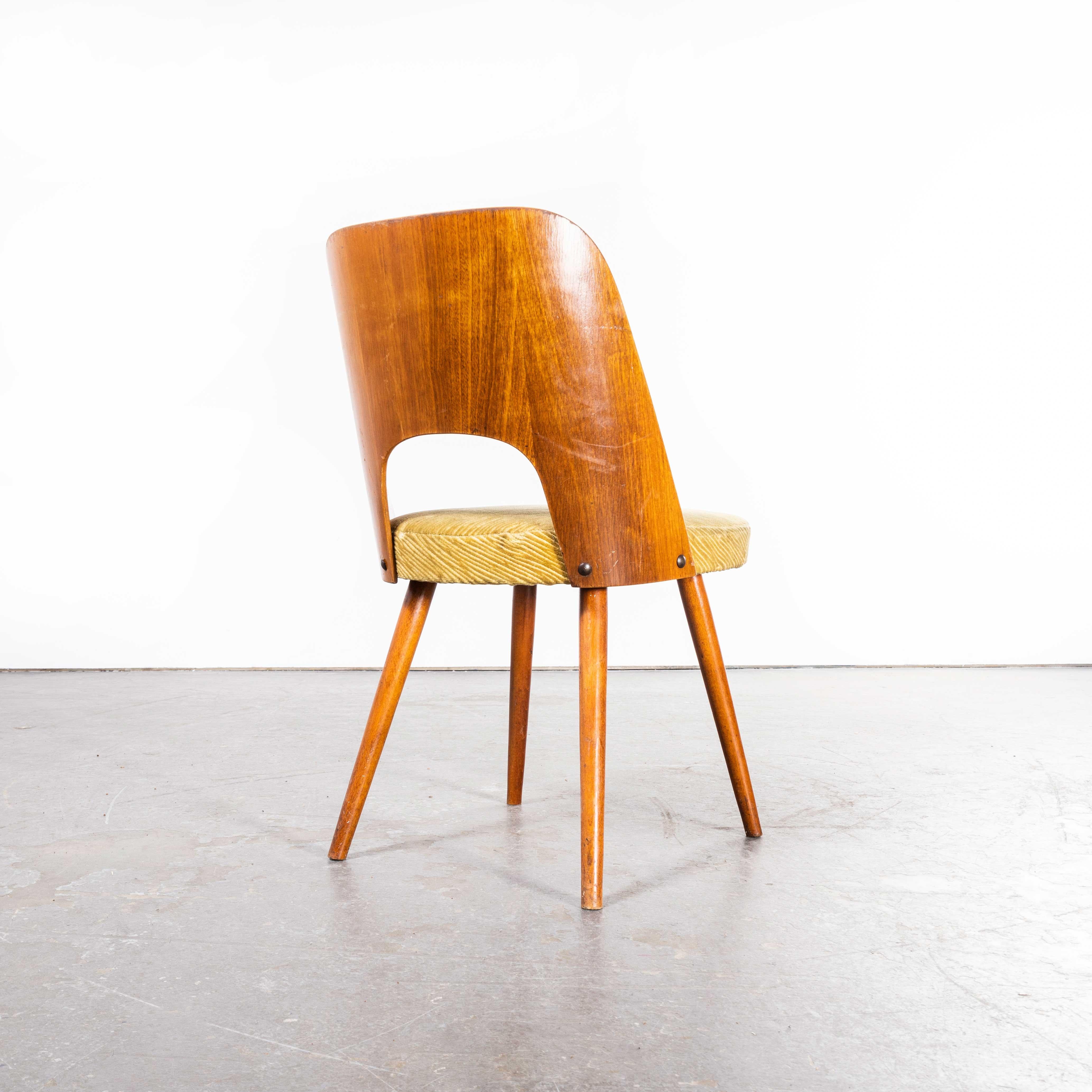 Tissu d'ameublement Oswald Haerdtl ensemble de quatre chaises de salle à manger tapissées des années 1960 en vente