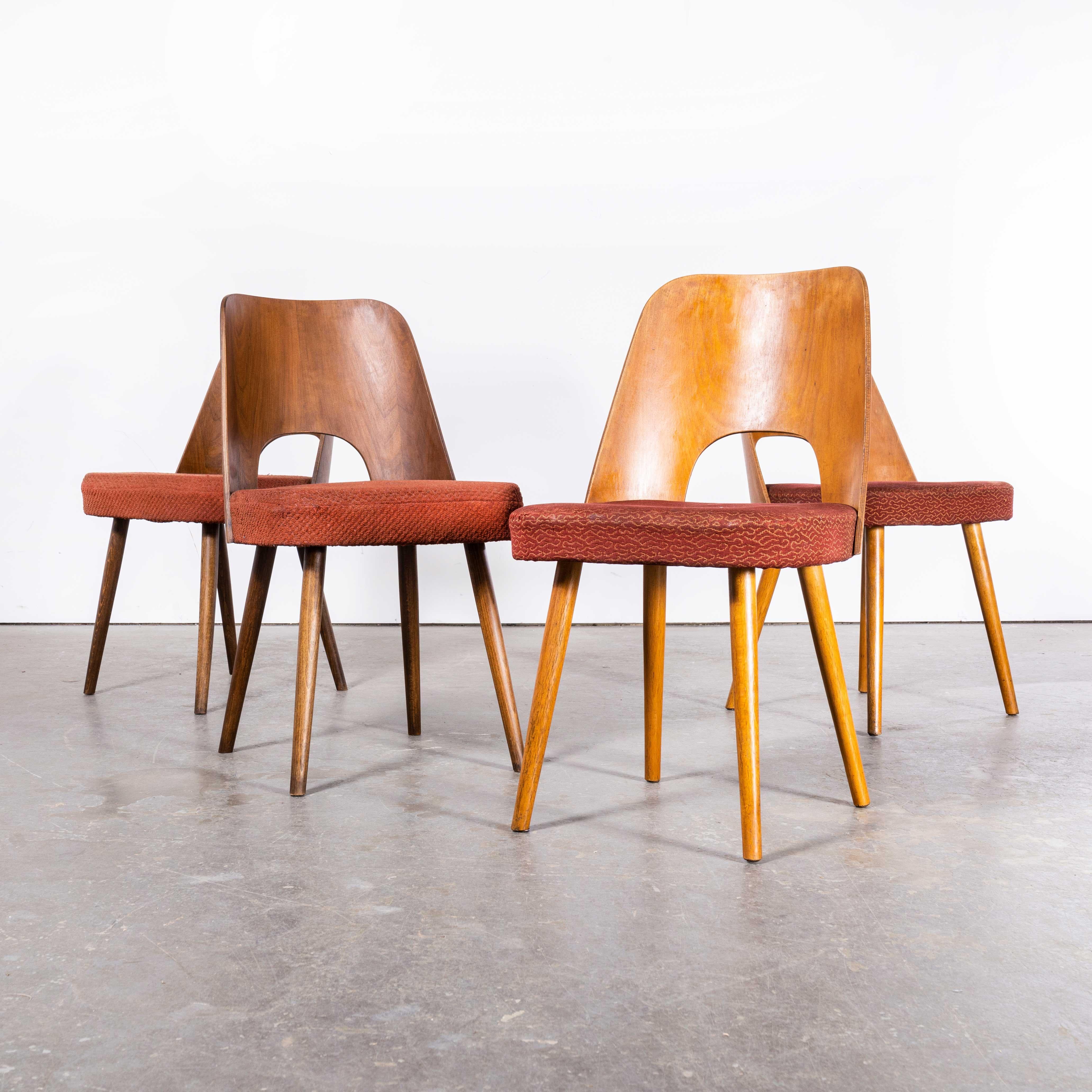 1960er Set von vier gepolsterten Esszimmerstühlen - Oswald Haerdtl (2349)
1960's Set von vier gepolsterten Esszimmerstühlen - Oswald Haerdtl. Diese Stühle wurden von der berühmten tschechischen Firma Ton hergestellt, die auch heute noch tätig ist