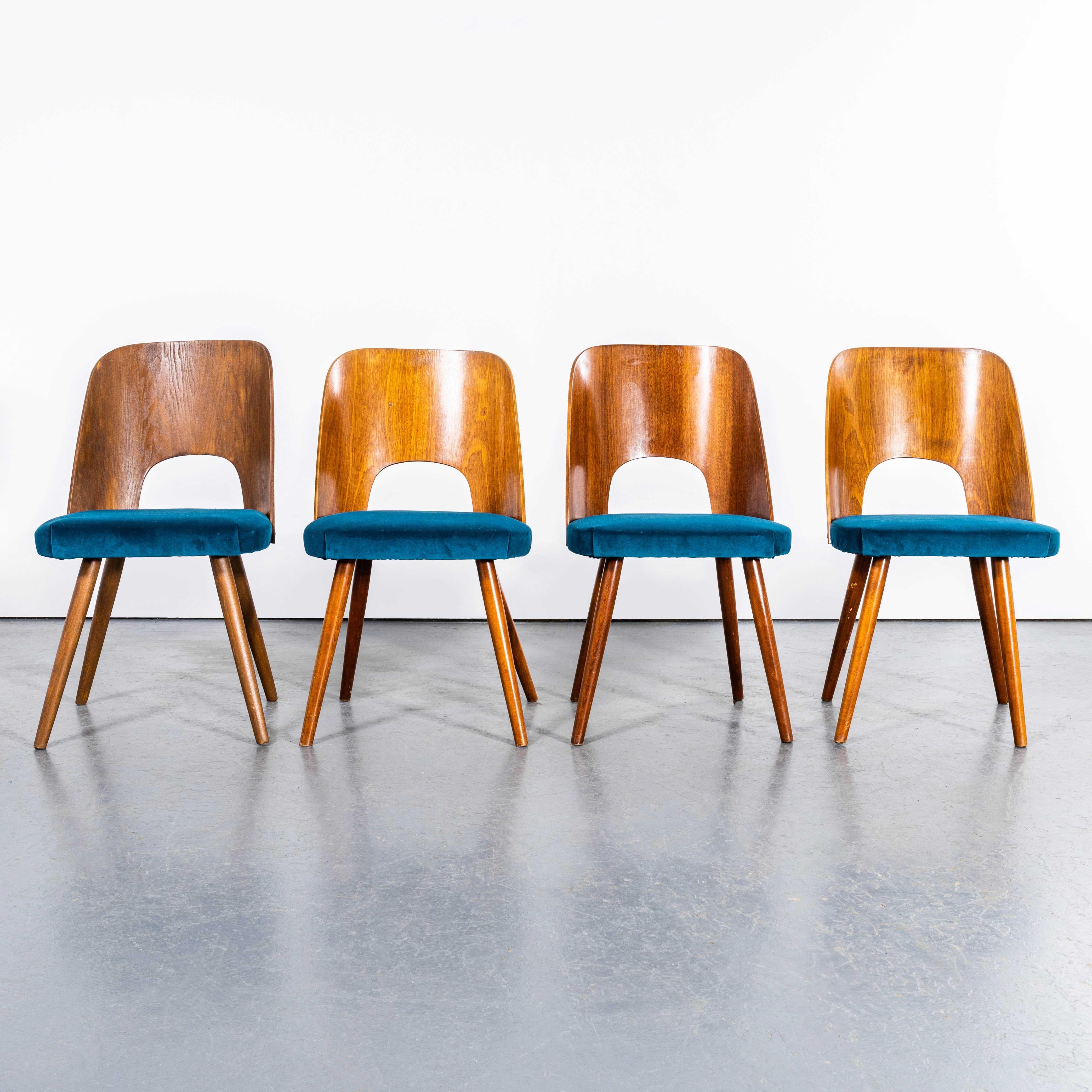 Set di quattro sedie da pranzo imbottite degli anni '60 - Oswald Haerdtl. Queste sedie sono state prodotte dalla famosa azienda ceca Ton, ancora oggi attiva nella produzione di bellissimi mobili, che è un'emanazione di Thonet. Questo modello è stato