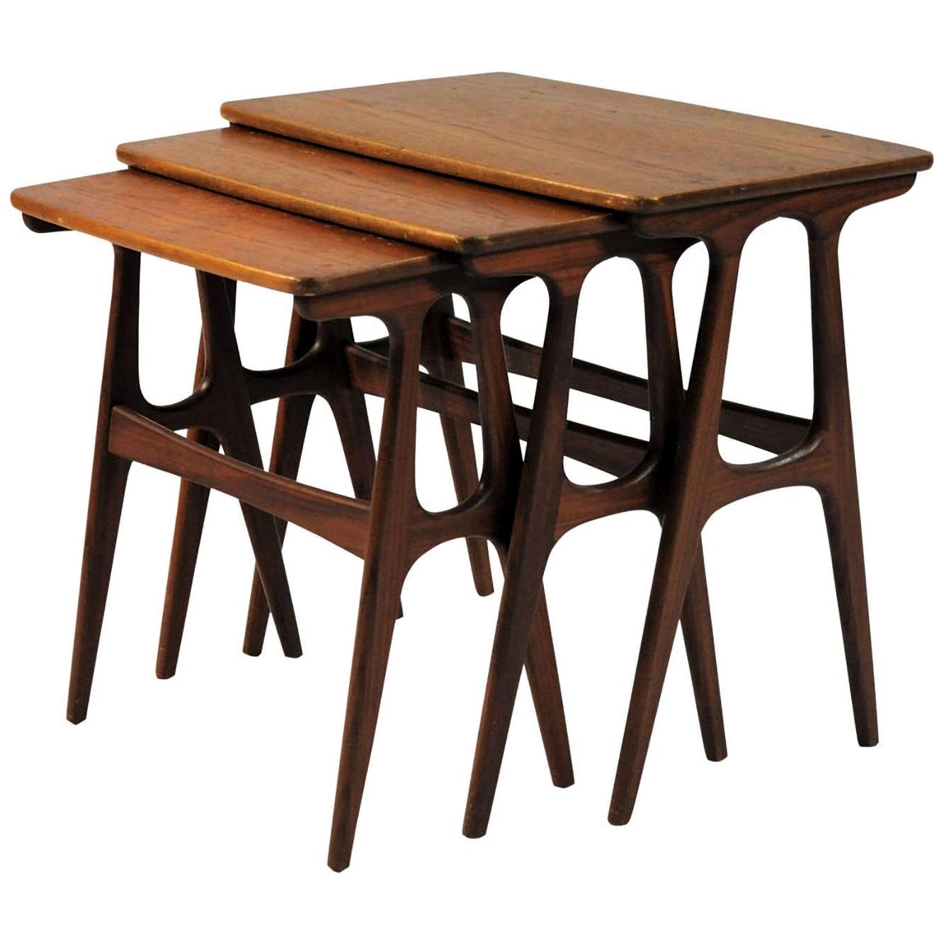 1960s set of fully restored and refinished Danish nesting tables in teak

The elegant and well crafted nesting tables with their mid-century Danish-Modern slimlined design and high standard craftmanship have been fully restored by our experienced