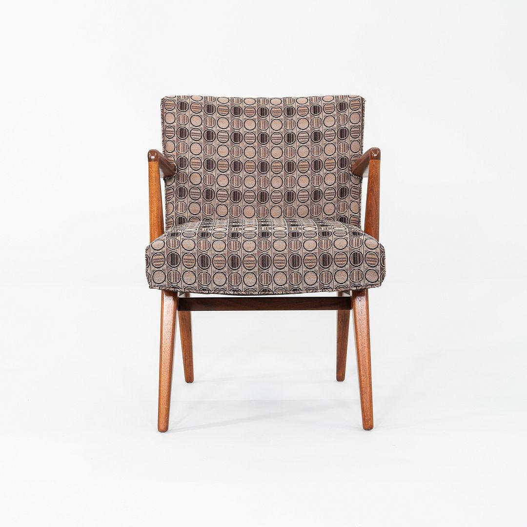 Satz von sieben Jens Risom Design Modell C-108 Esszimmerstühlen aus Nussbaumholz, 1960er Jahre im Zustand „Gut“ im Angebot in Philadelphia, PA