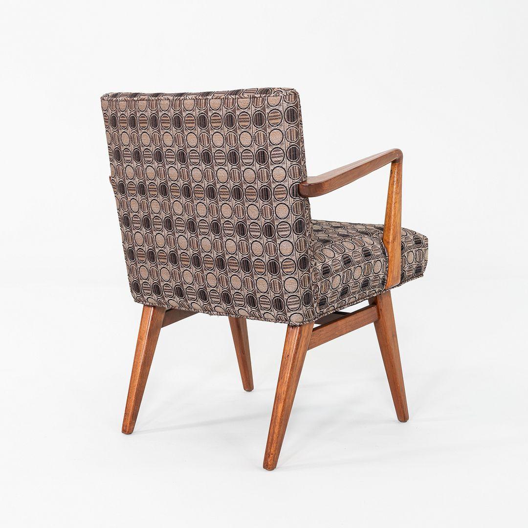 Satz von sieben Jens Risom Design Modell C-108 Esszimmerstühlen aus Nussbaumholz, 1960er Jahre im Angebot 1