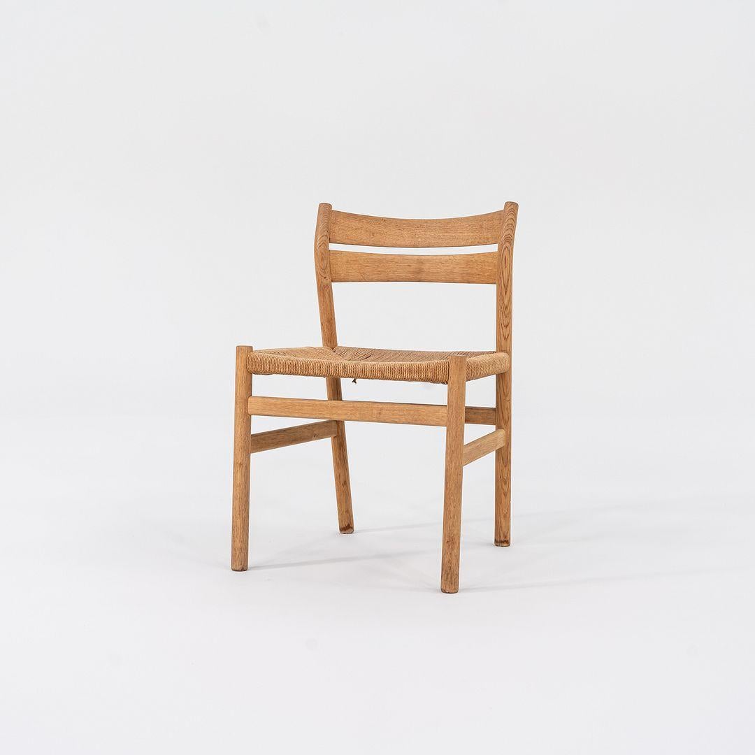 Il s'agit d'un ensemble de six chaises d'appoint A&M, conçues par Borg Mogensen pour A.I.C.. Madsen au Danemark en 1958. Ces exemples datent des années 1960 et le prix indiqué comprend le jeu de six. Leur cadre en chêne massif a été traité avec du