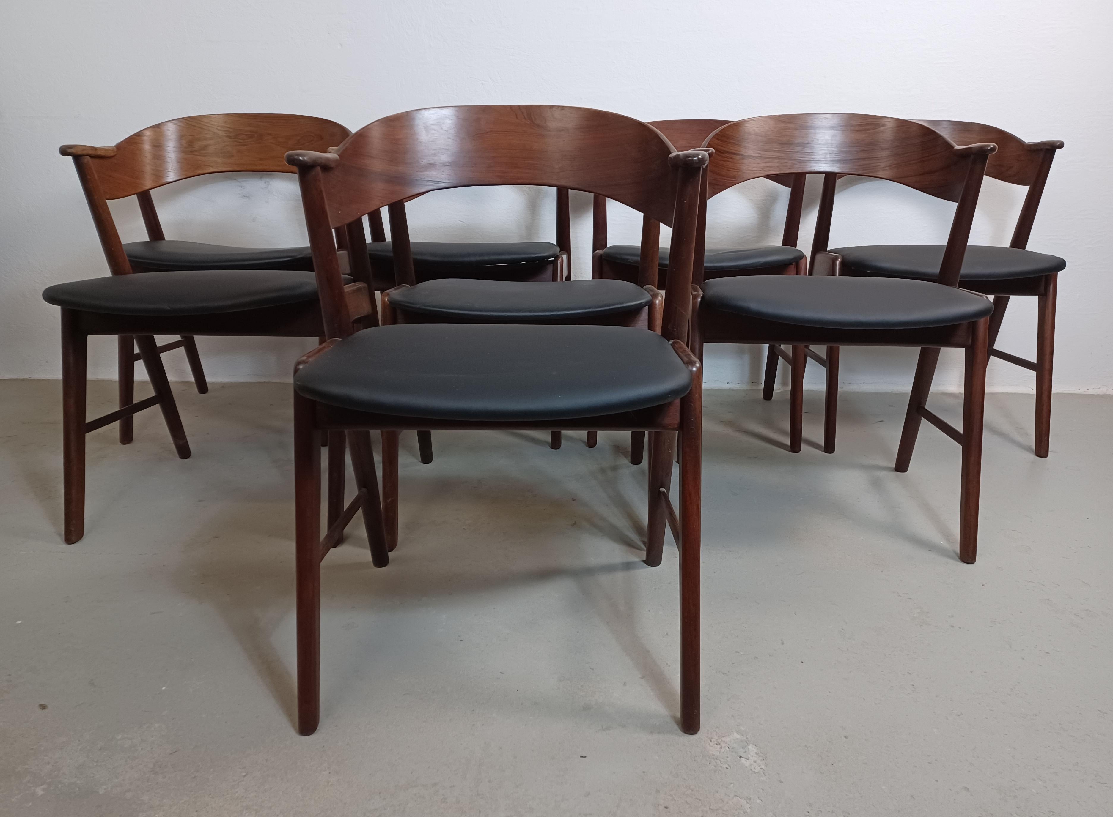 Set aus sechs Esszimmerstühlen mit geschwungenen Rückenlehnen aus Palisanderholz, die in Armlehnen aus Palisanderholz gleiten, und eleganten Gestellen aus Teakholz. Die Stühle sind gemeinhin als Modell 32 der Korup Stolefabrik bekannt und werden von