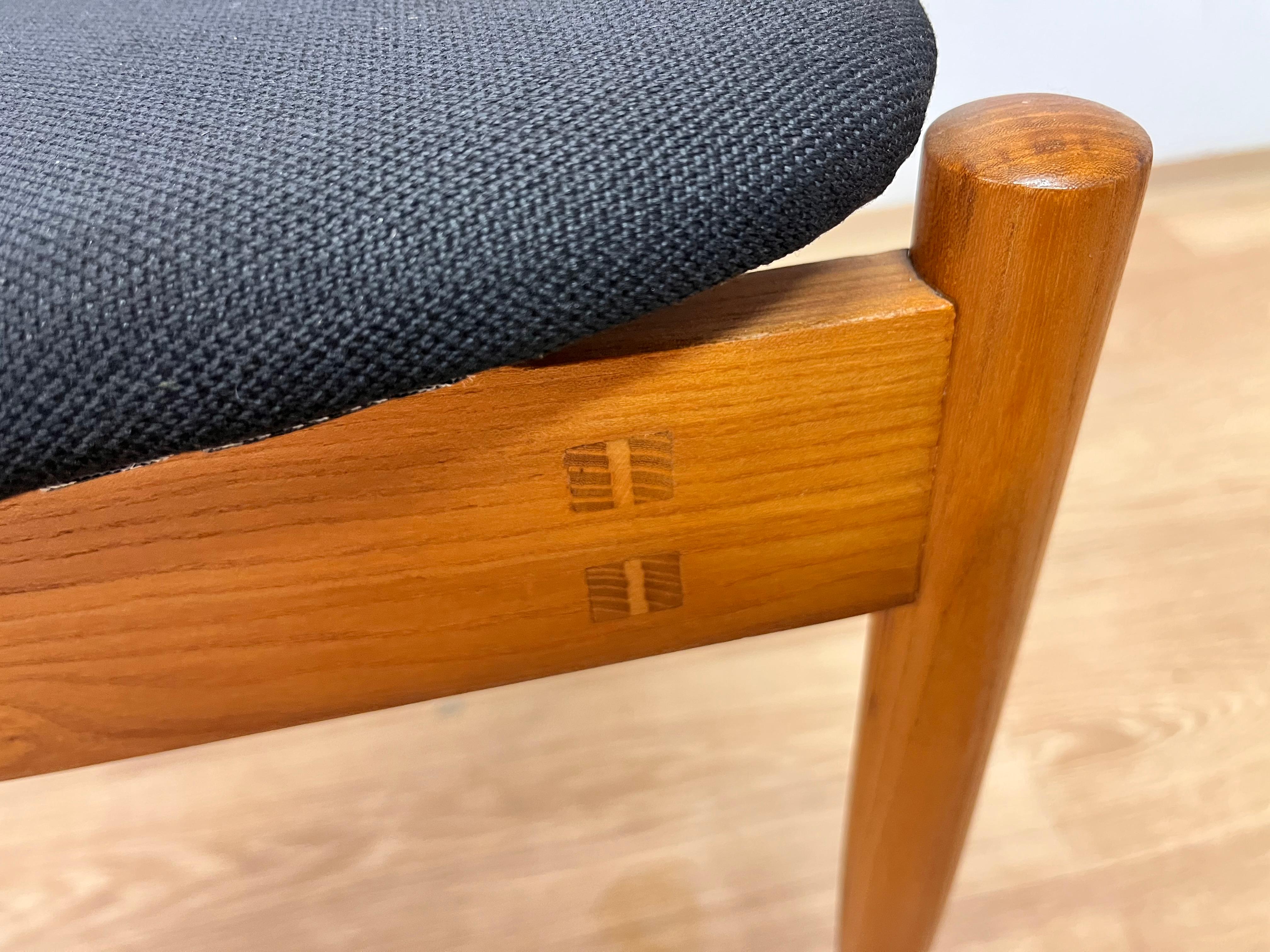 Metà XX secolo 1960 Set di sei sedie da pranzo di design di Alan Fuchs - ULUV, Cecoslovacchia in vendita