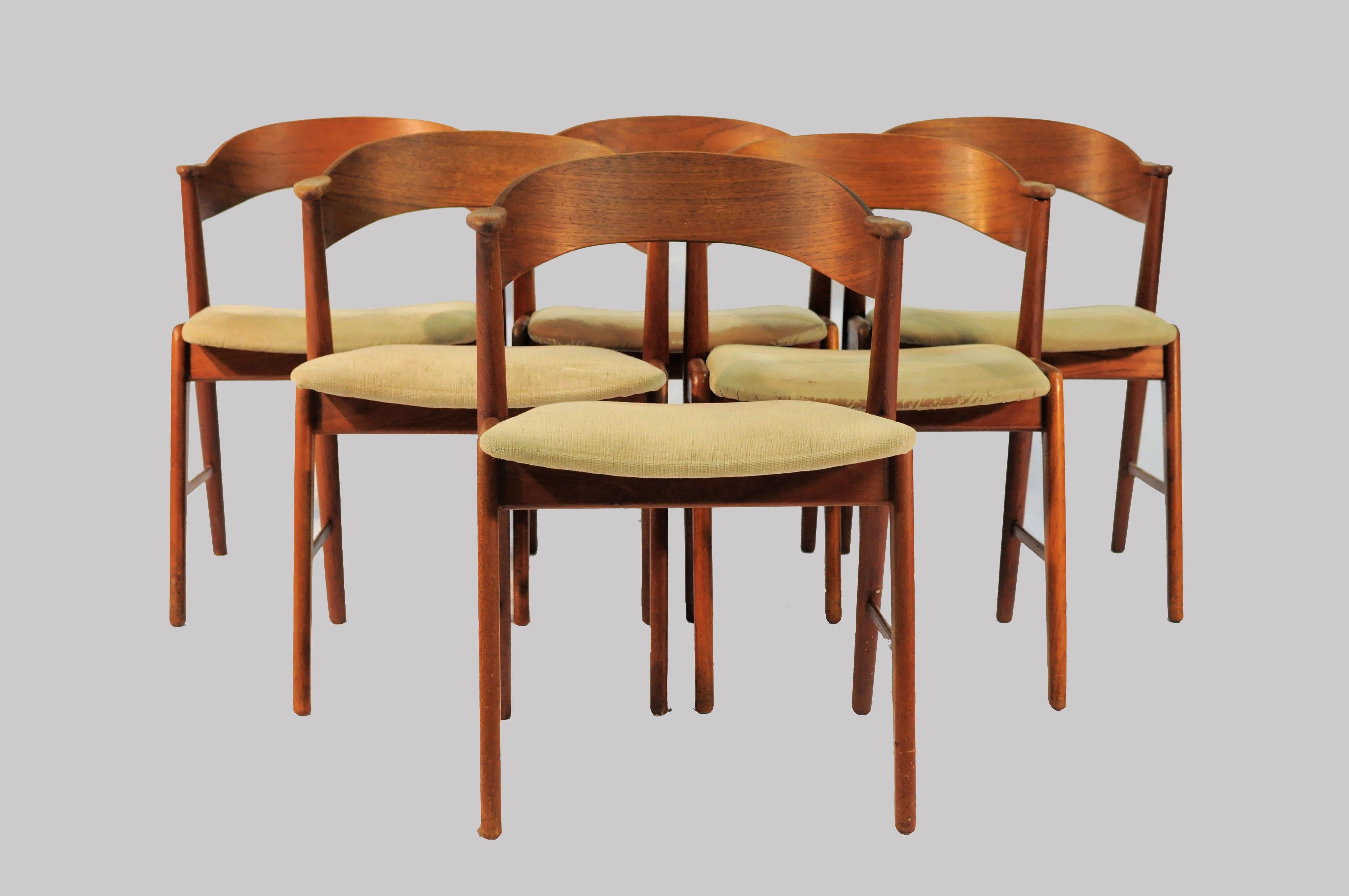 Set di sei sedie da pranzo danesi in teak degli anni '60 completamente restaurate e personalizzabili

Set di sei sedie da pranzo danesi in teak con schienali curvi ed eleganti strutture prodotte da Korup Stolefabrik. Le sedie sono comunemente