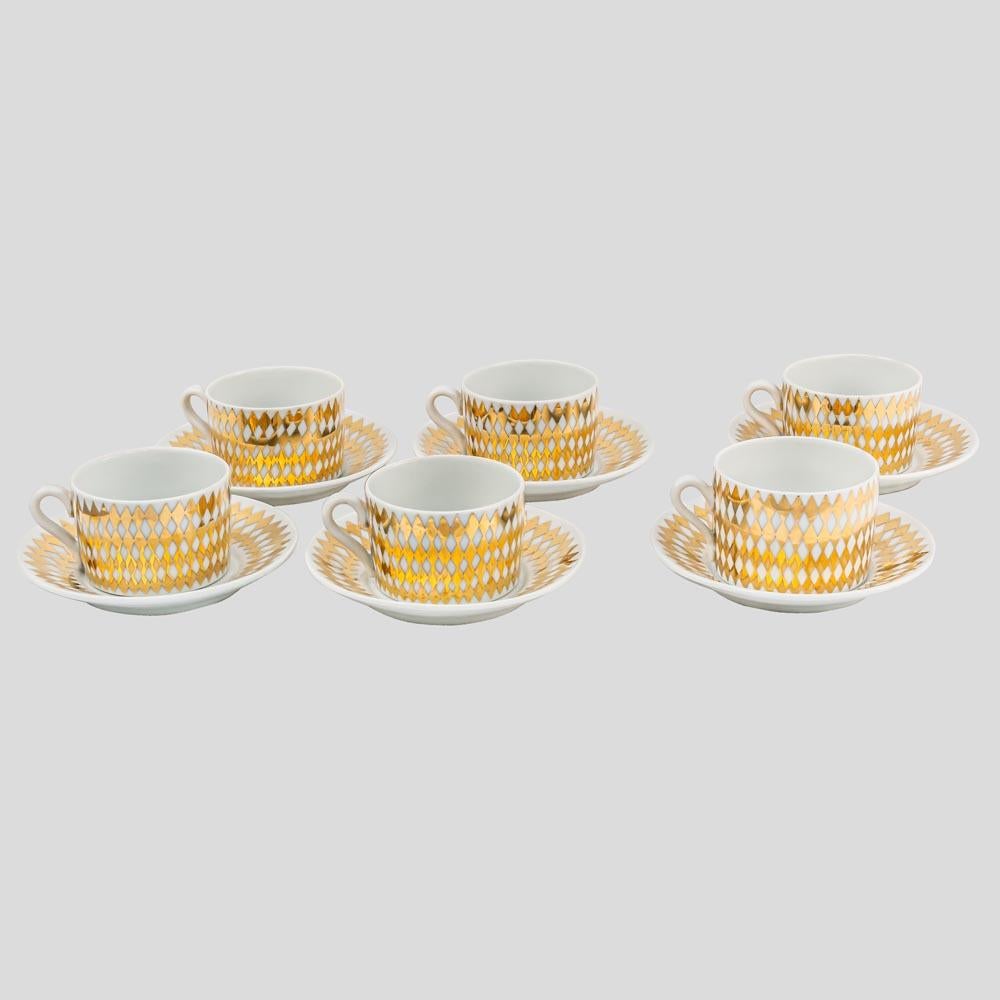 1960er Jahre Satz von sechs Fornasetti Teetassen und Untertassen Weiß und Gold Keramik signiert (Moderne der Mitte des Jahrhunderts) im Angebot