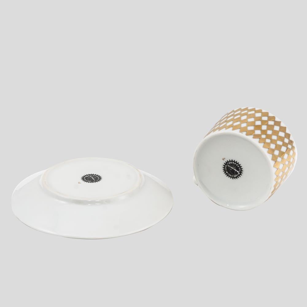 1960er Jahre Satz von sechs Fornasetti Teetassen und Untertassen Weiß und Gold Keramik signiert (Porzellan) im Angebot