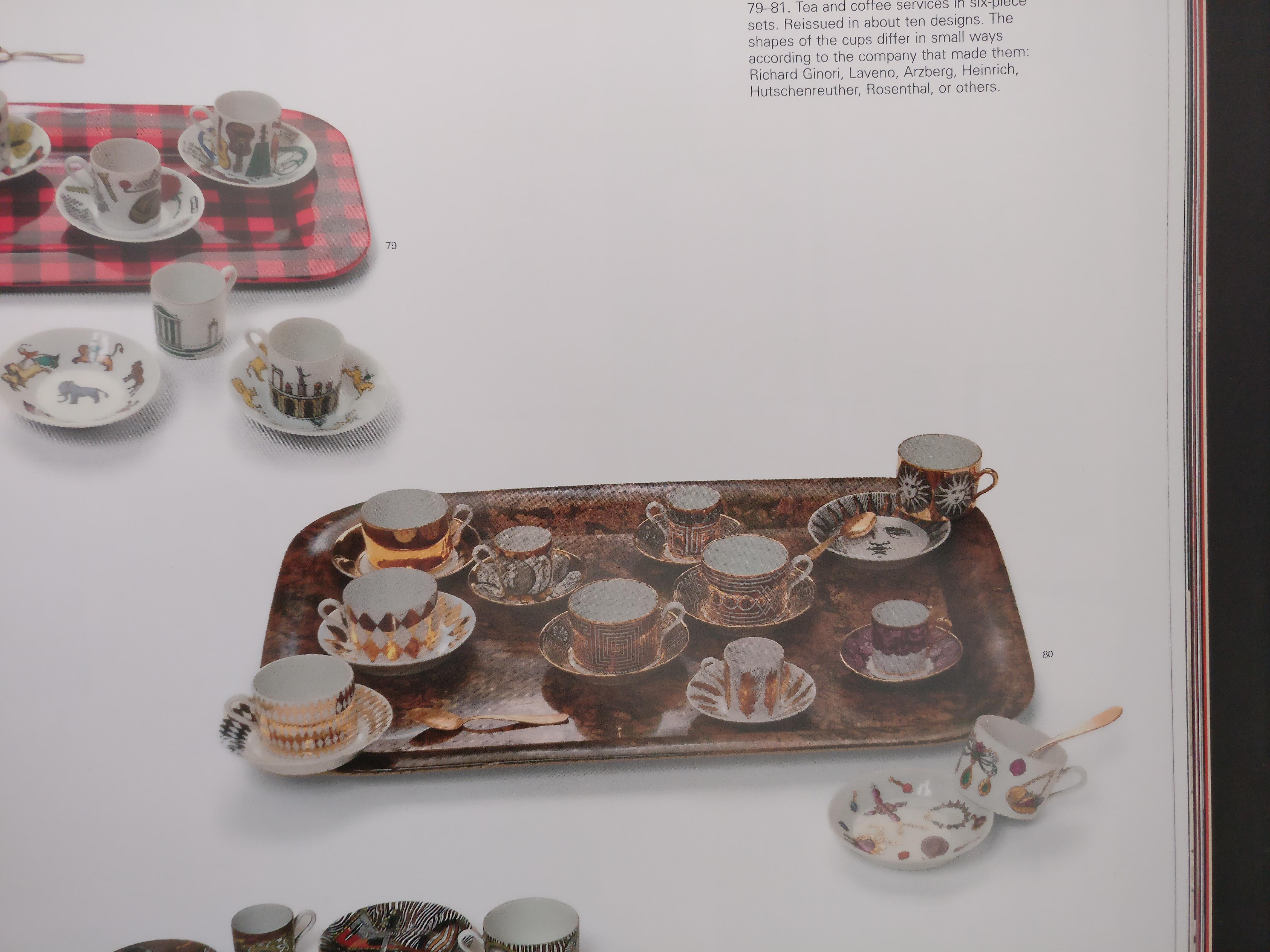 1960er Jahre Satz von sechs Fornasetti Teetassen und Untertassen Weiß und Gold Keramik signiert im Angebot 2