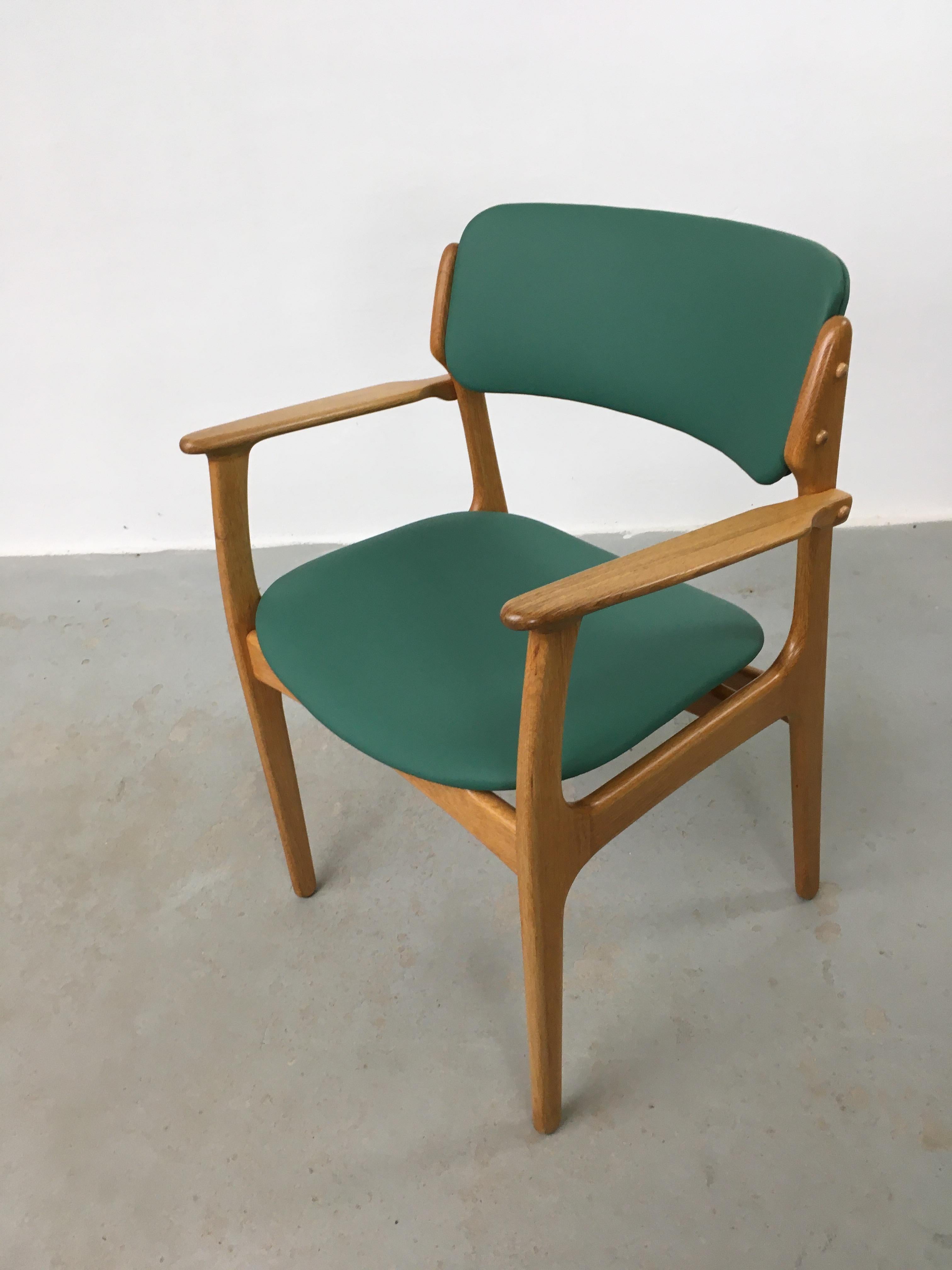 Six fully restored Customizable Erik Buch oak dining chairs.

The set consists of 4 oak dining chairs and two oak armchairs with floating seats 

The chairs have a simple yet solid construction with elegant lines and curves that makes you discover