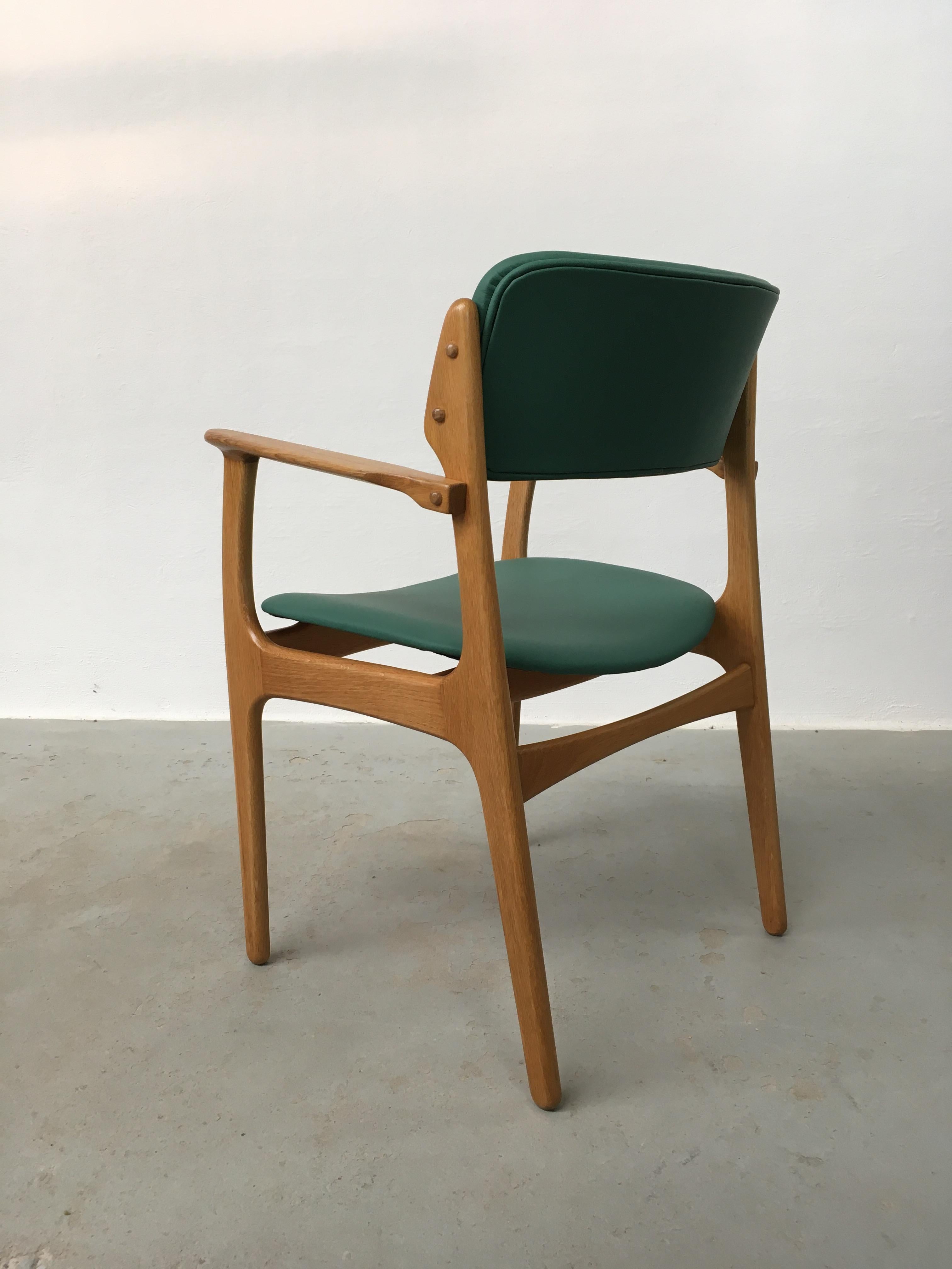 1960s Set of Six Fully Restored Customizable Danish Erik Buch Oak Dining Chairs In Excellent Condition For Sale In Knebel, DK