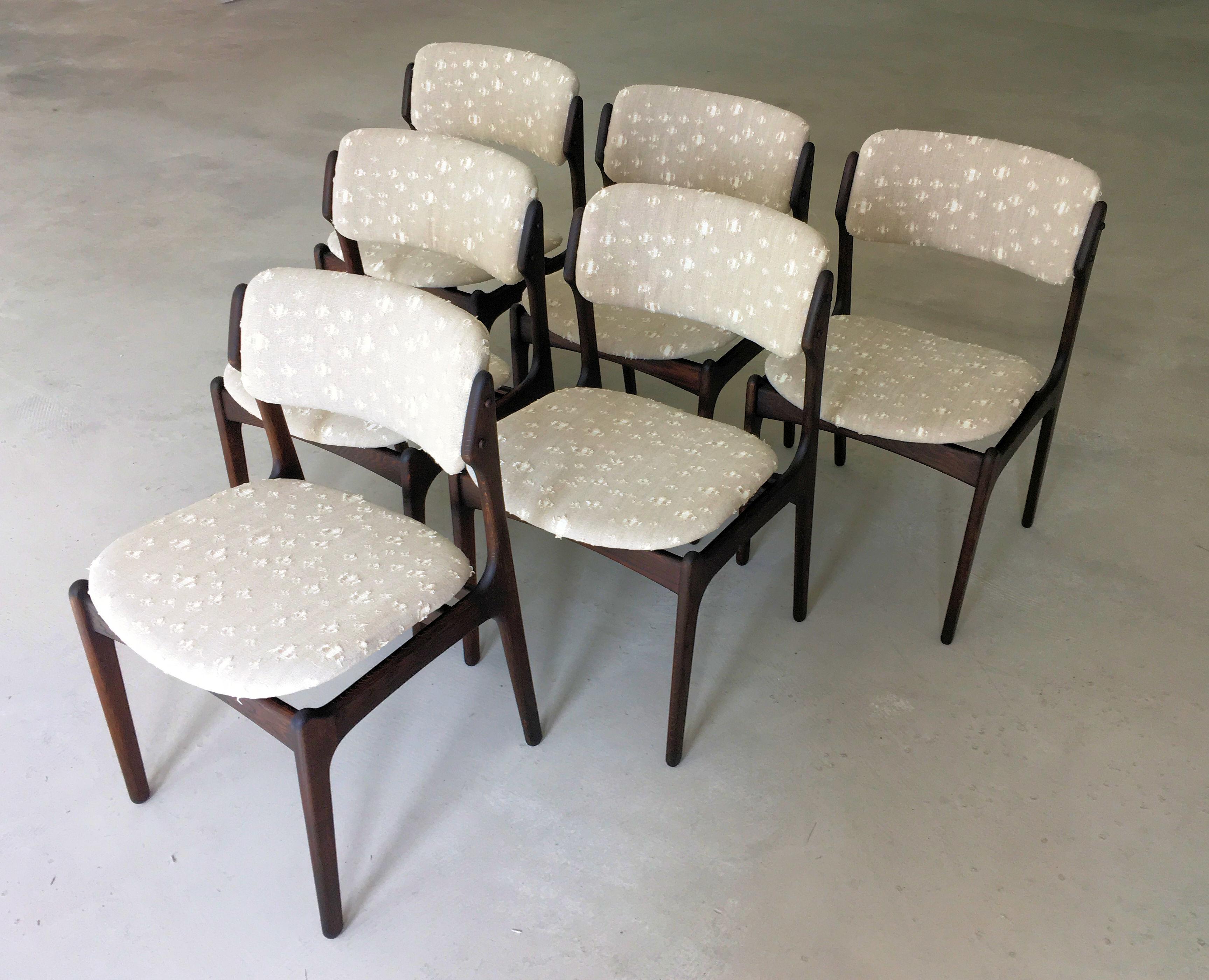 Ensemble de six chaises de salle à manger en chêne tanné Erik Buch des années 1960, entièrement restaurées et personnalisables, par Oddense Maskinsnedkeri.

Les chaises ont une construction simple et attrayante qui devient de plus en plus