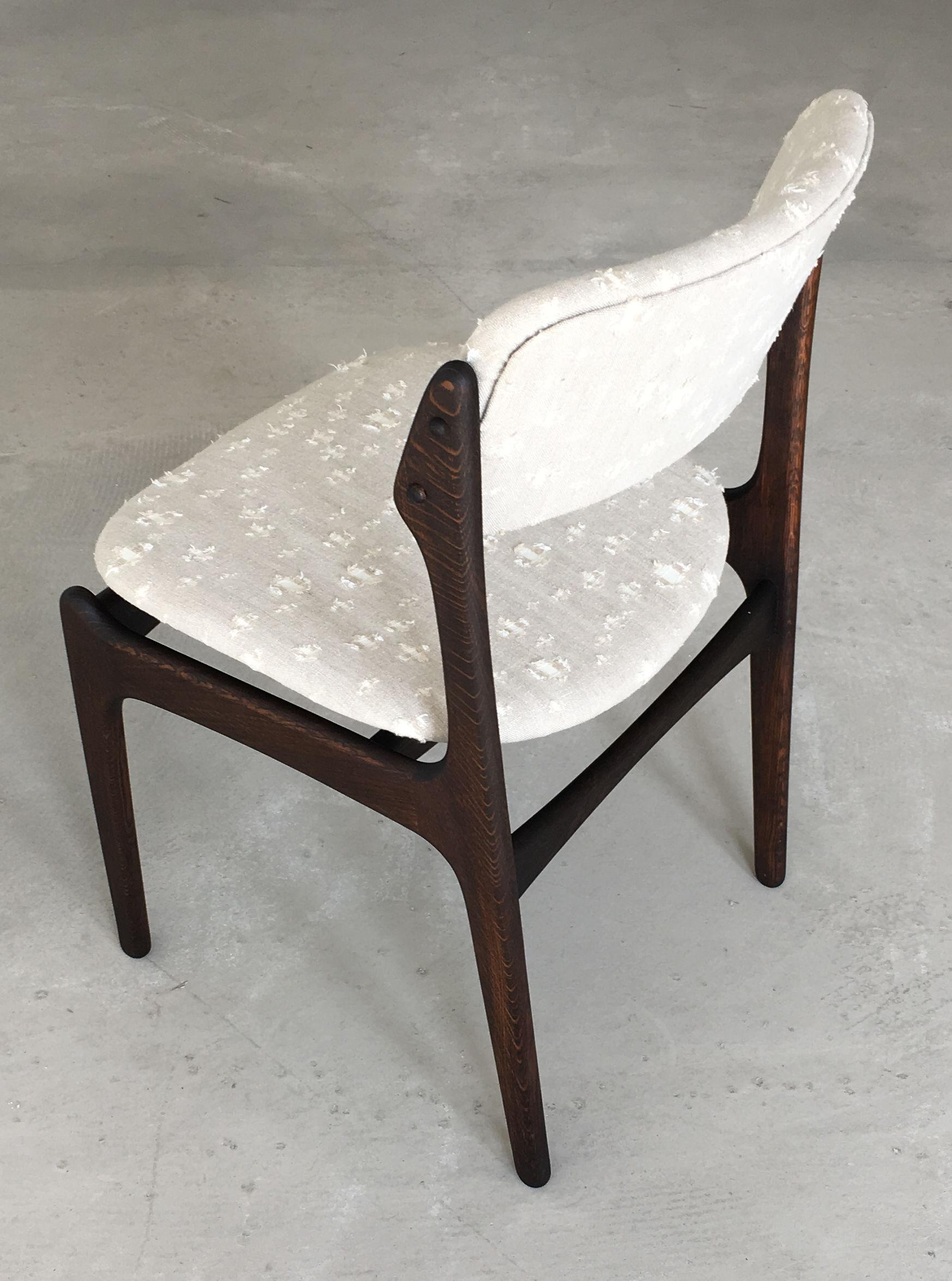 1960s Set of Six Fully Restored Customizable Erik Buch Tanned Oak Dining Chairs (Chaises à manger en chêne tanné) Excellent état - En vente à Knebel, DK