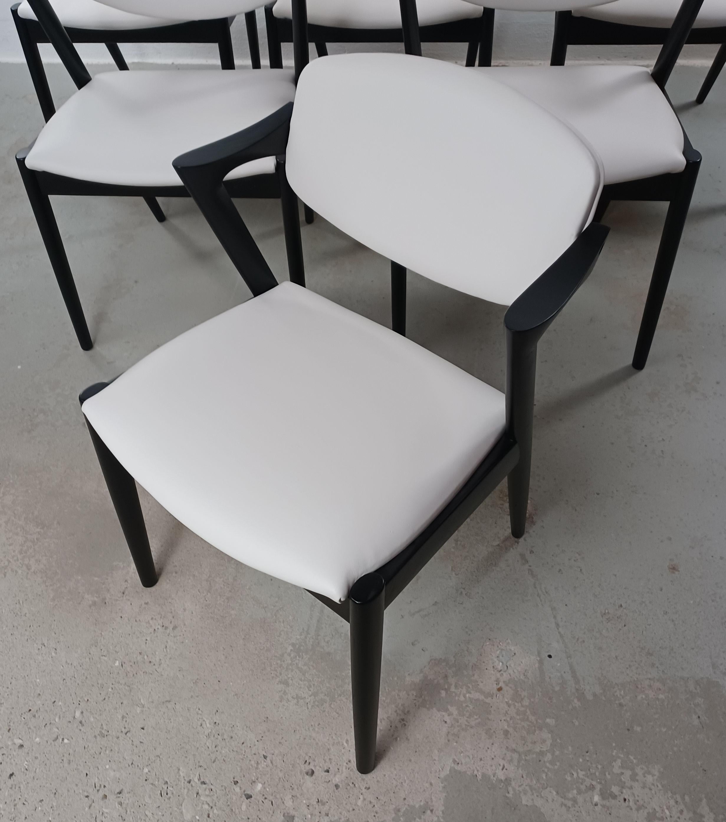 Ensemble de 6 chaises de salle à manger personnalisables modèle 42 en chêne verni noir, entièrement restaurées, avec dossiers pivotants, par Kai Kristiansen pour Schous Møbelfabrik.

Les chaises très confortables à dossier pivotant présentent le