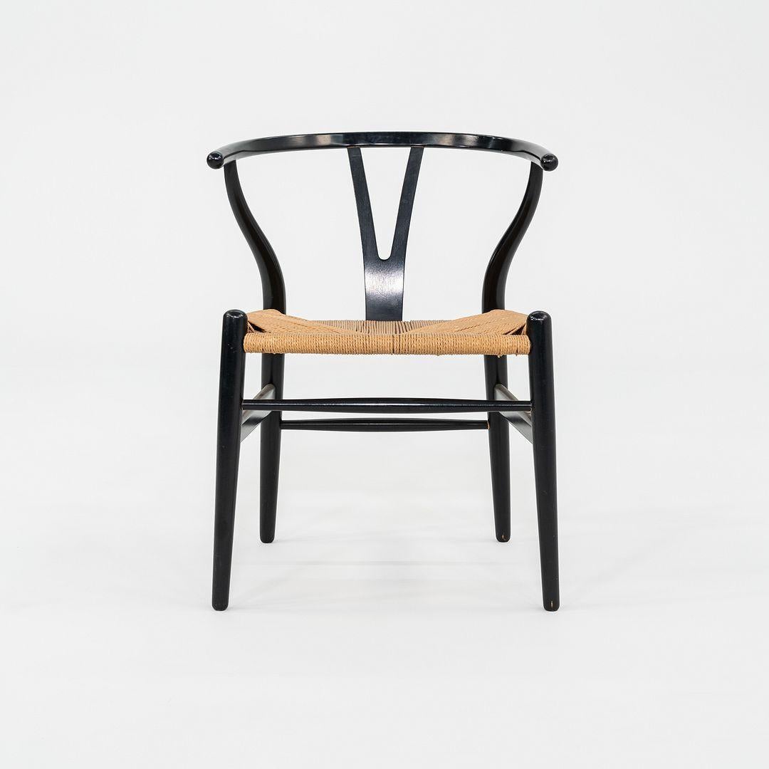 Es handelt sich um ein Original-Set von sechs Wishbone Armchairs, die Hans Wegner 1950 für Carl Hansen & Son entworfen hat. Dieses Set wurde in den 1960er Jahren in Dänemark hergestellt, und der angegebene Preis umfasst das Set aus sechs Stühlen,