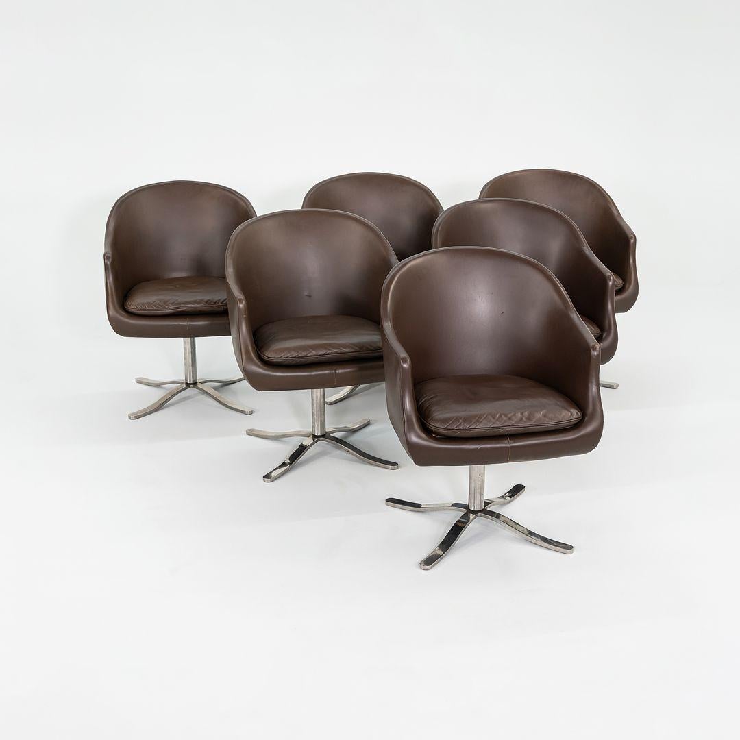Si tratta di un impressionante set di sei sedie a secchiello CH.2S, disegnate da Nicos Zographos per Zographos Designs Inc. nel 1964. Sono state prodotte negli Stati Uniti a metà degli anni '60 e il prezzo indicato comprende il set di sei sedie come