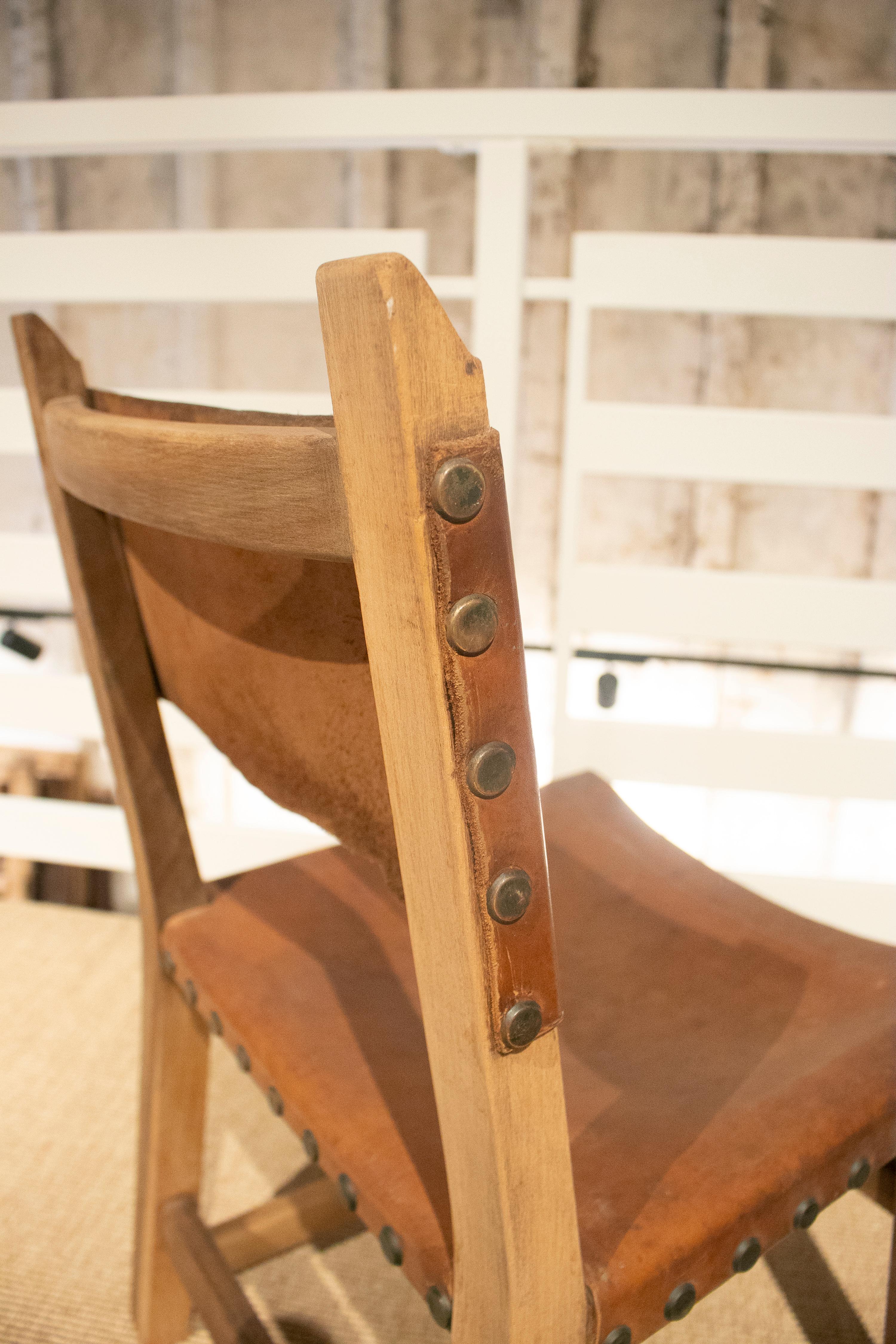 Ensemble de six chaises espagnoles en bois et cuir des années 1960 en vente 4