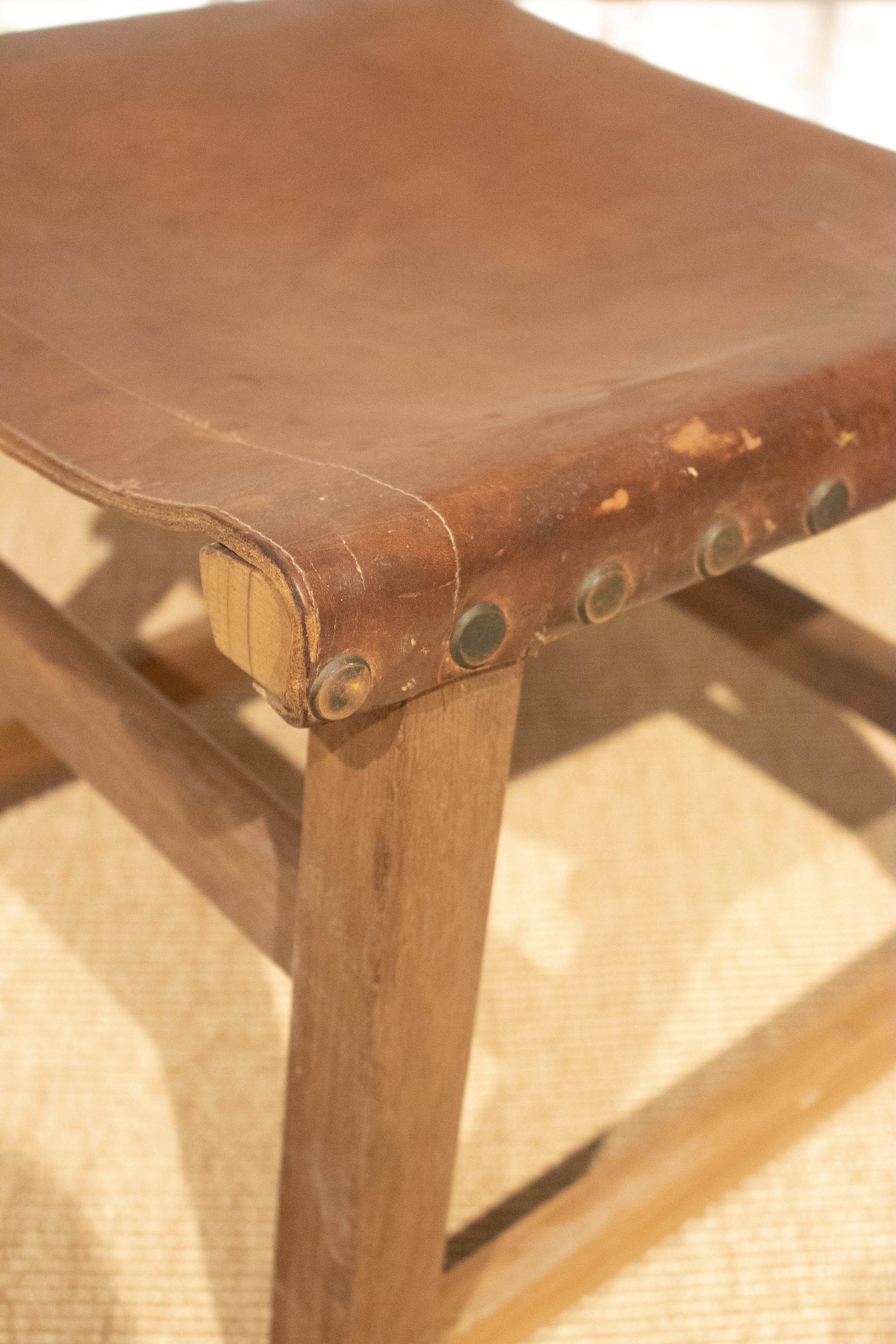 Ensemble de six chaises espagnoles en bois et cuir des années 1960 en vente 8