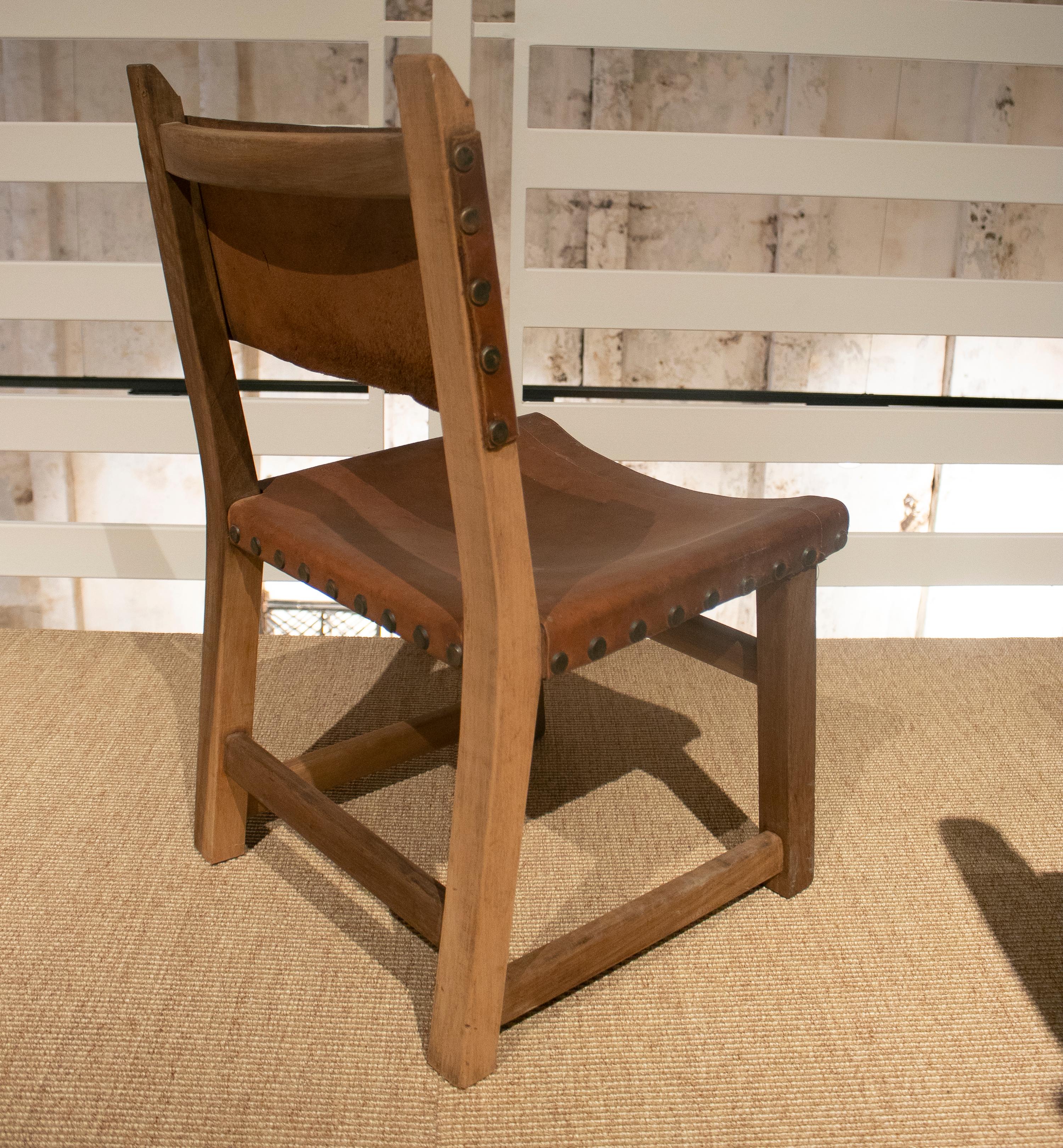 20ième siècle Ensemble de six chaises espagnoles en bois et cuir des années 1960 en vente