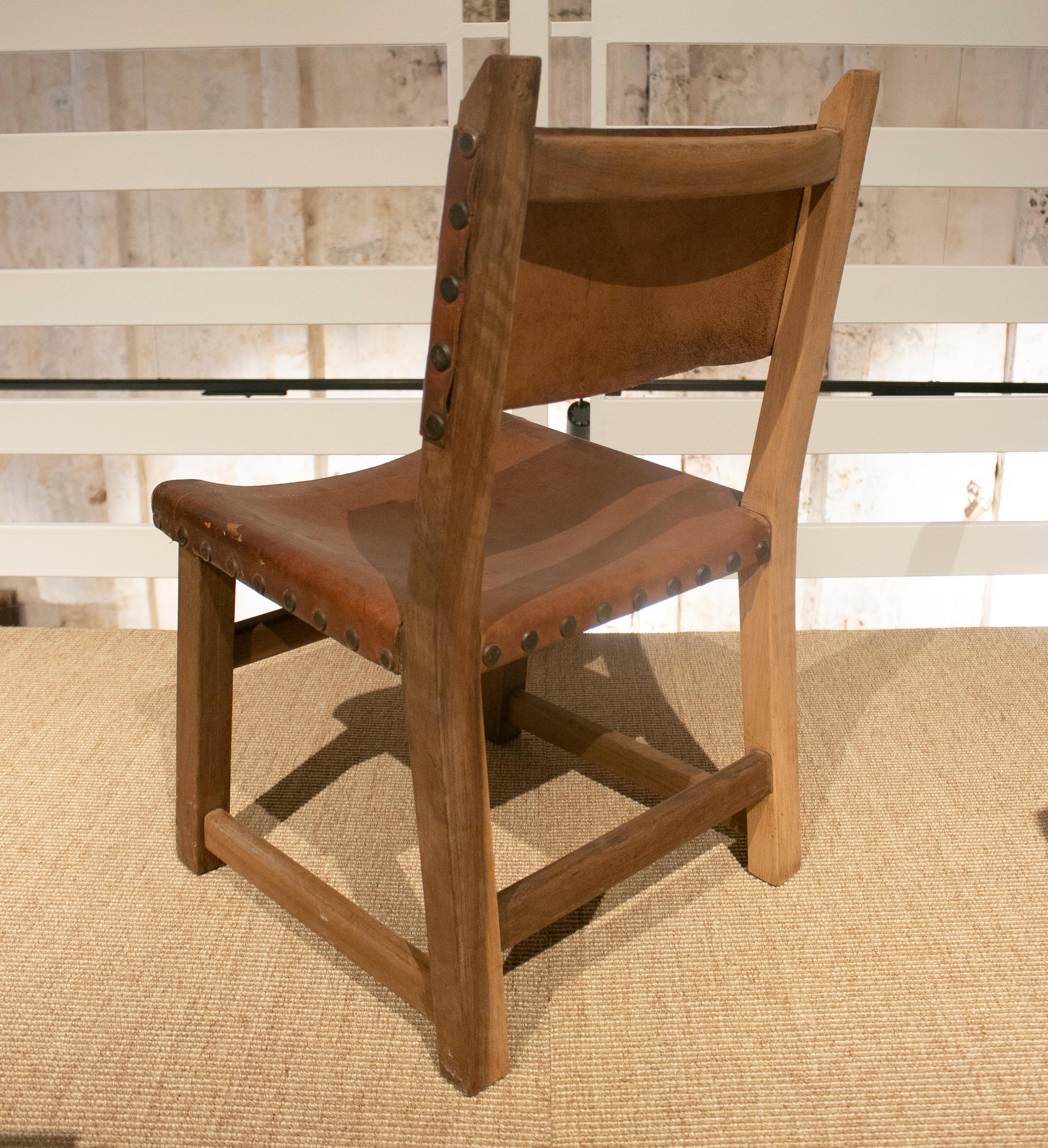 Cuir Ensemble de six chaises espagnoles en bois et cuir des années 1960 en vente