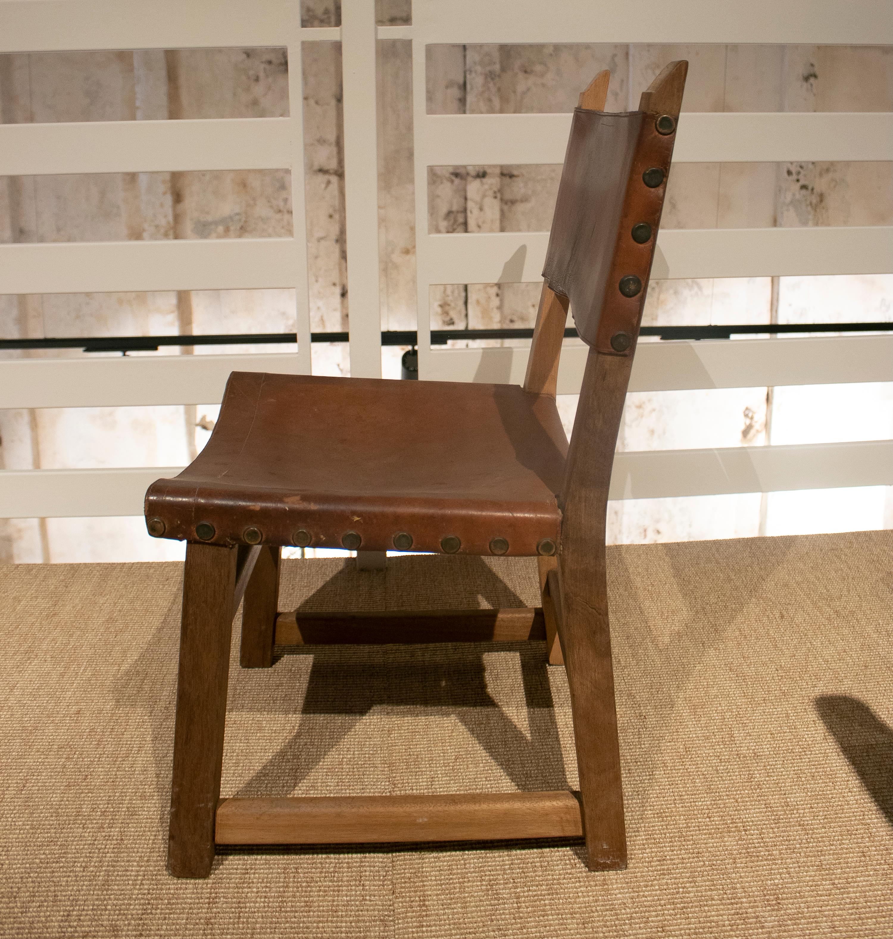 Ensemble de six chaises espagnoles en bois et cuir des années 1960 en vente 1