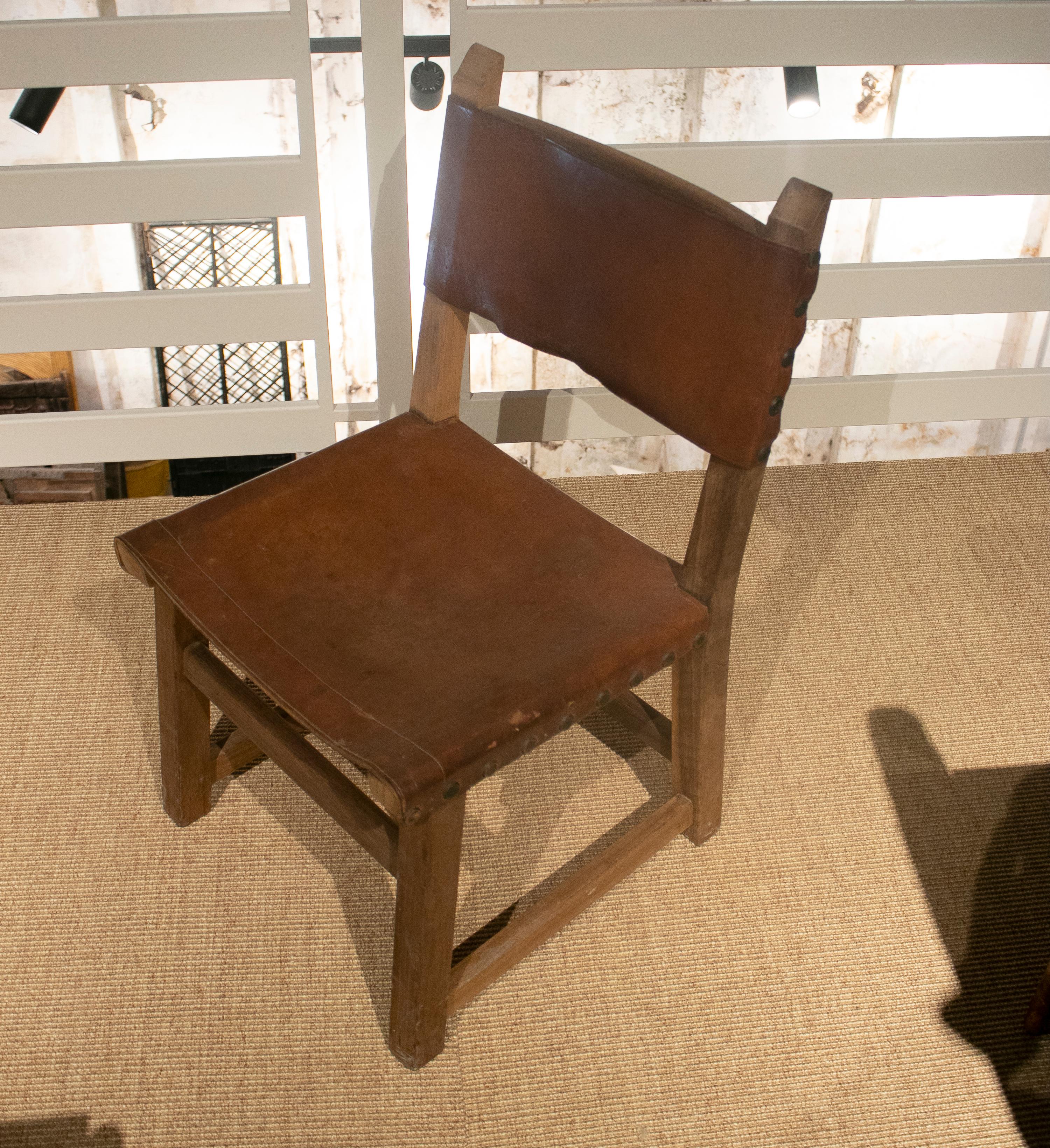 Ensemble de six chaises espagnoles en bois et cuir des années 1960 en vente 2