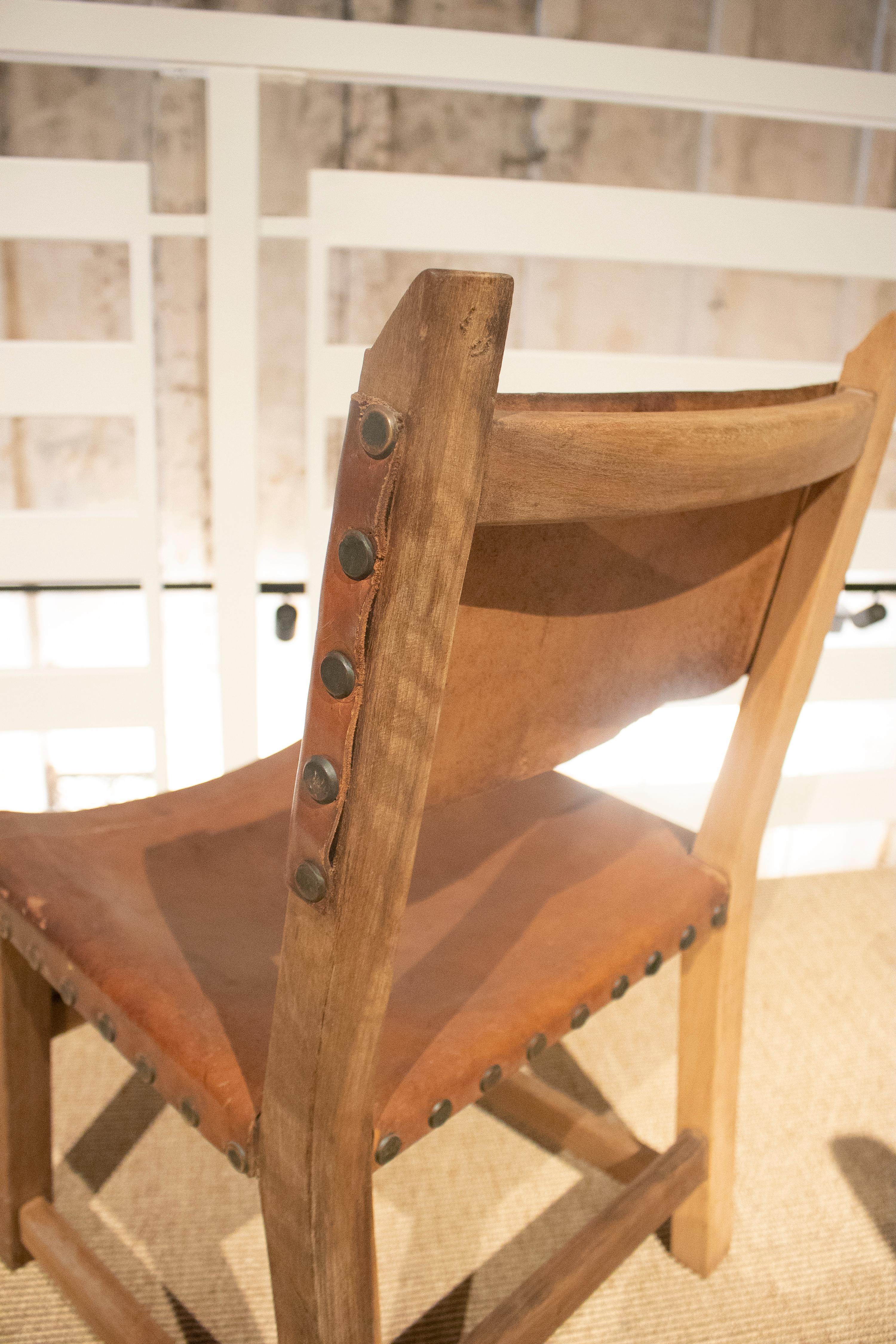 Ensemble de six chaises espagnoles en bois et cuir des années 1960 en vente 3