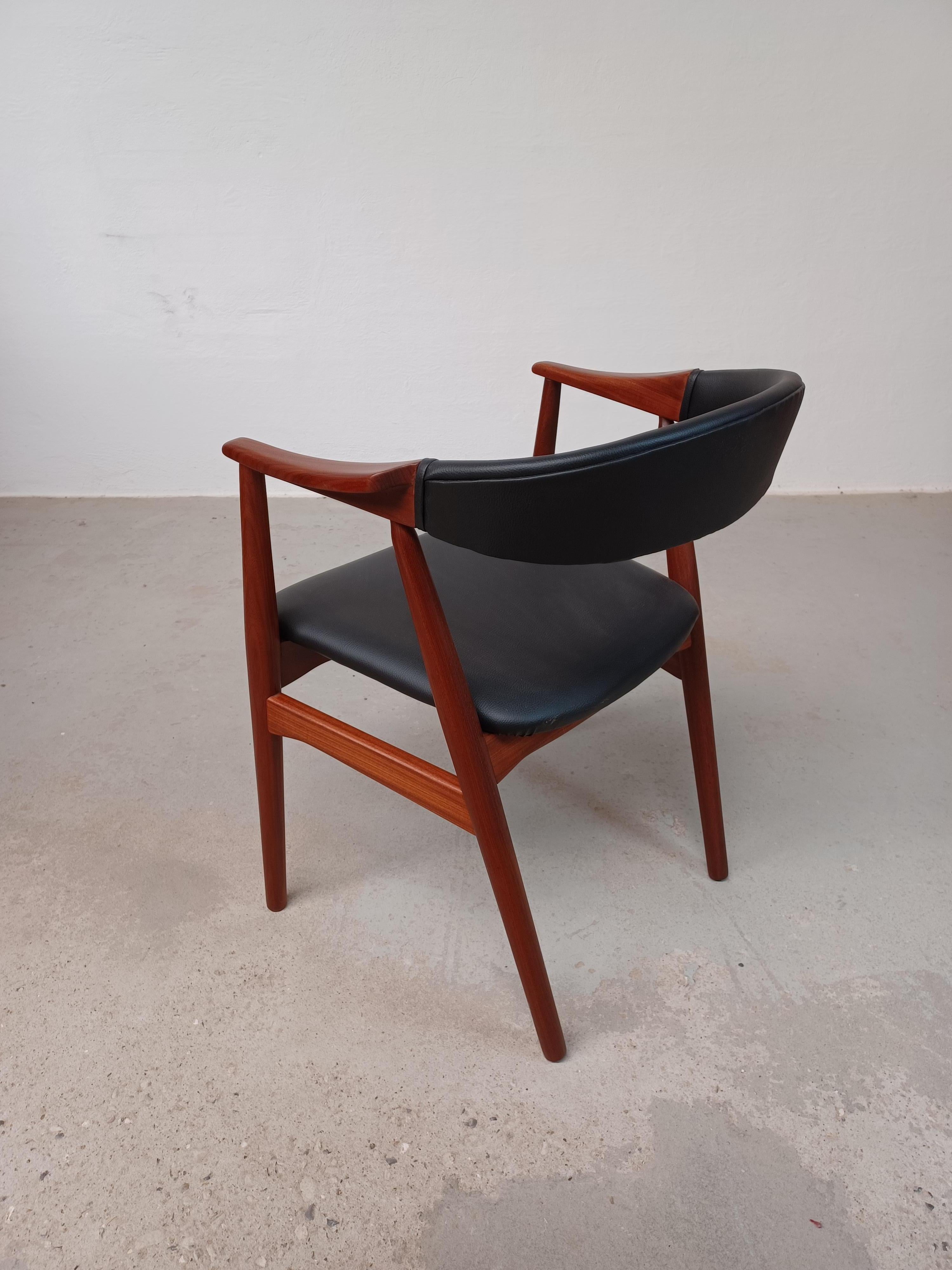 1960s Set of Six Th. Harlev Teak Armchairs in Black Leather Excellent Condition For Sale 2