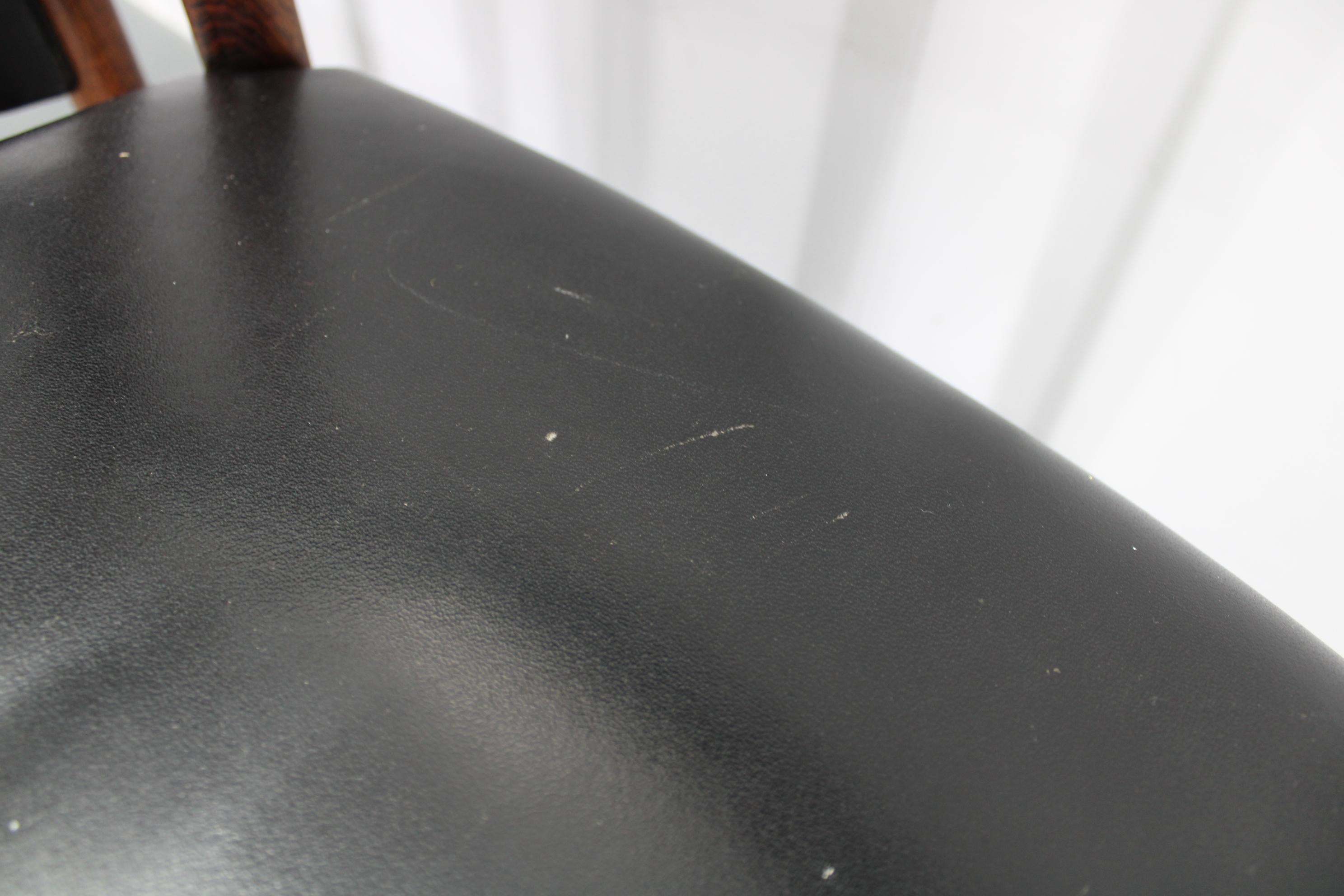 Set di sei sedie da pranzo in legno e similpelle nera degli anni '60, Danimarca in vendita 8