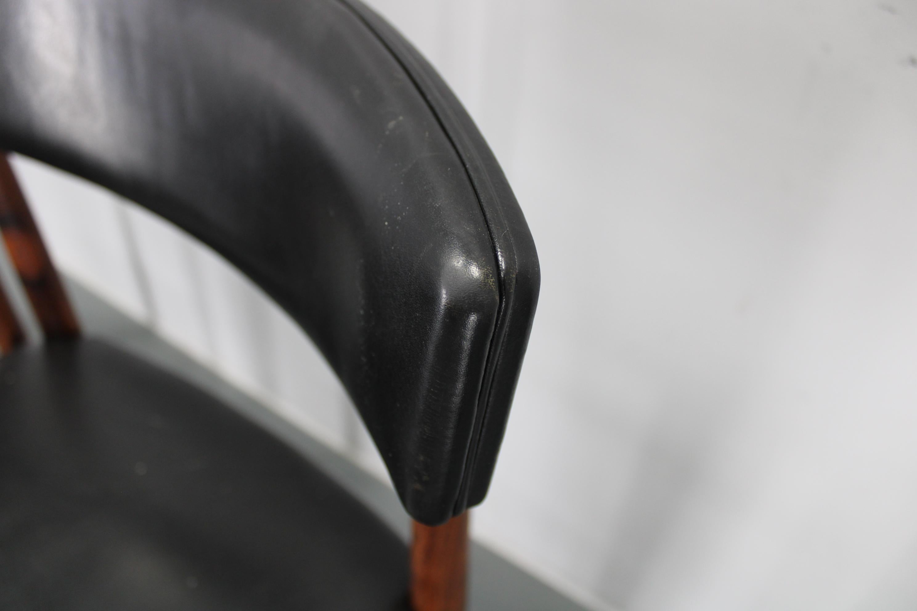 Set di sei sedie da pranzo in legno e similpelle nera degli anni '60, Danimarca in vendita 9