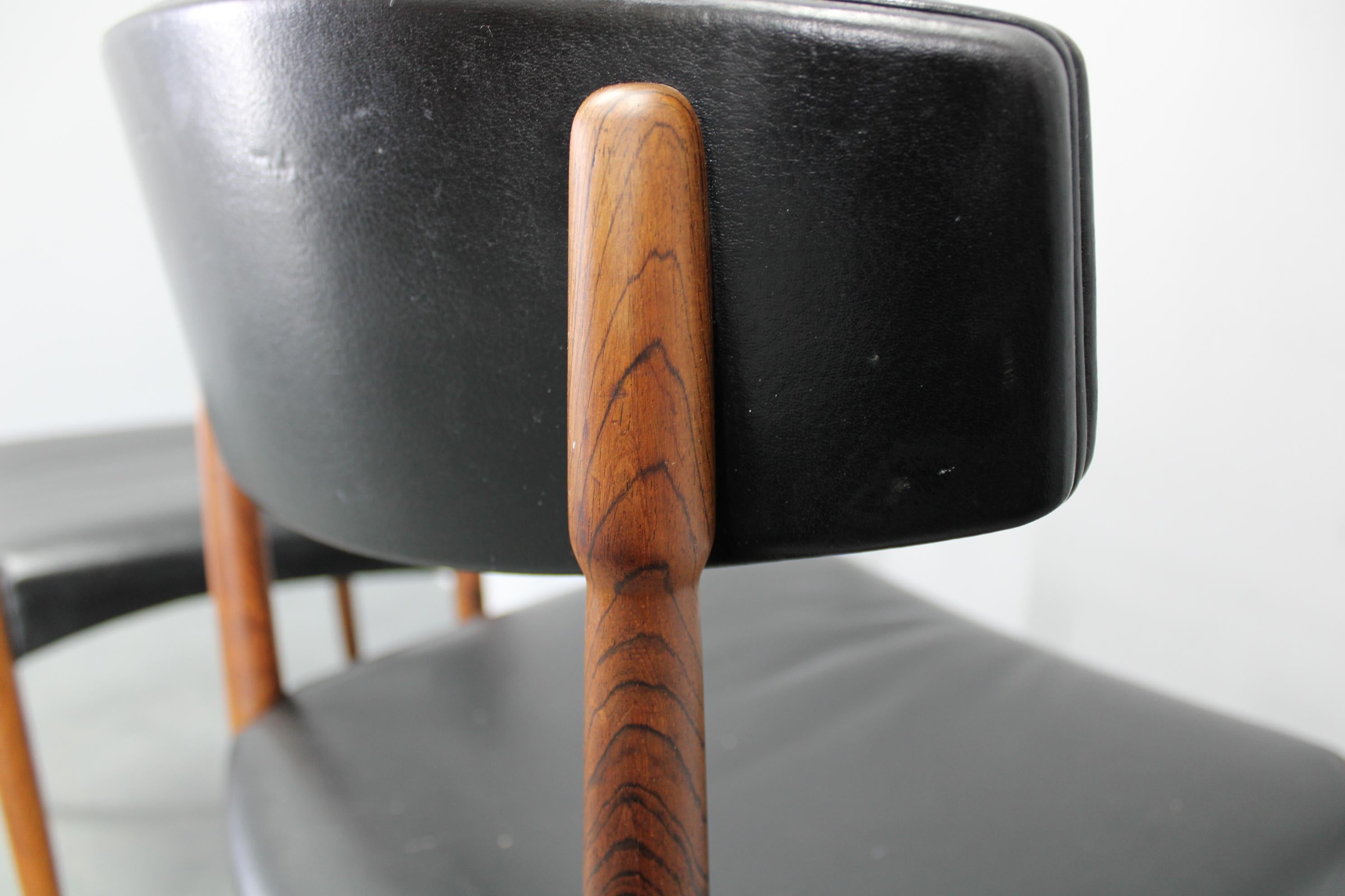 Set di sei sedie da pranzo in legno e similpelle nera degli anni '60, Danimarca in vendita 11