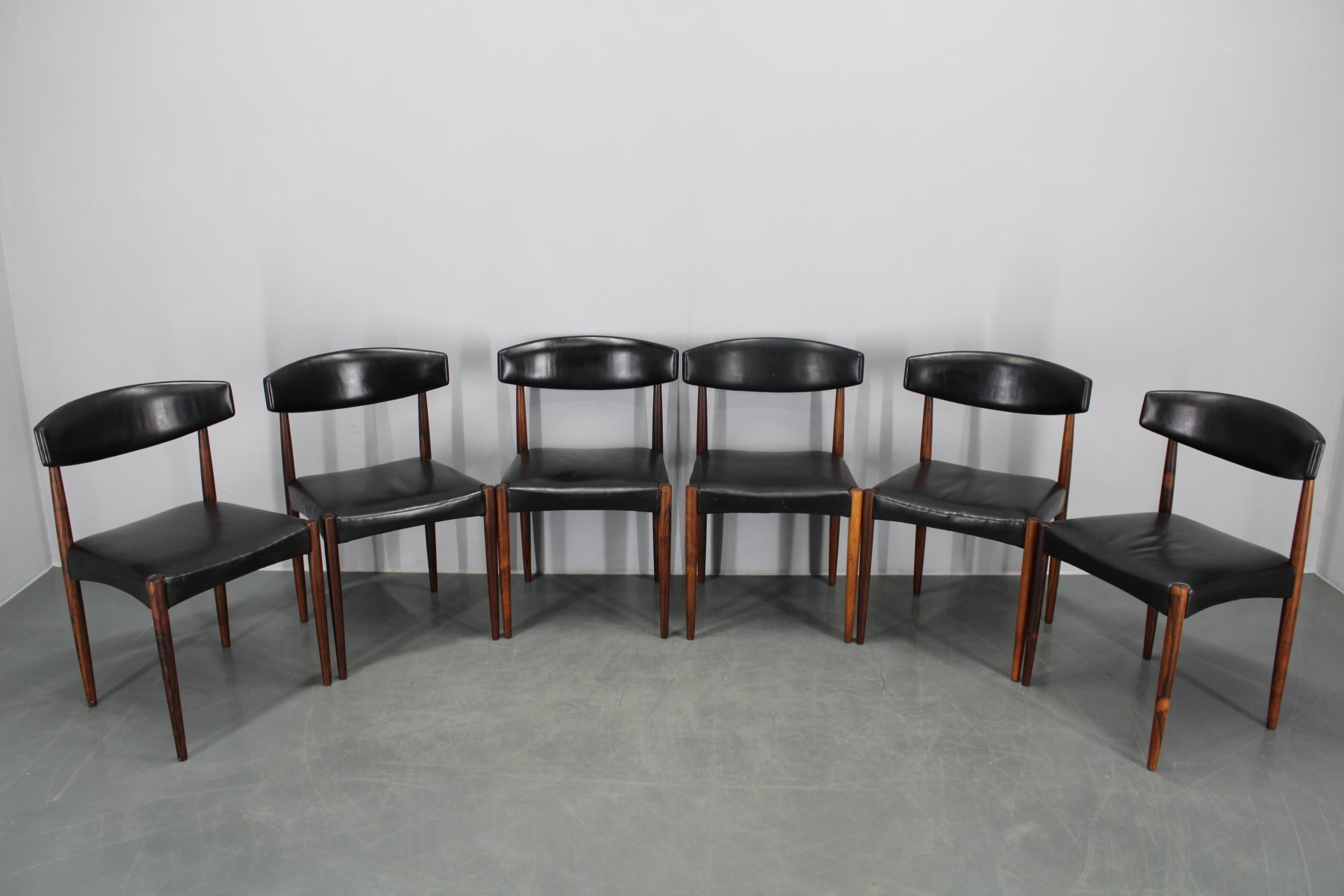 Mid-Century moderno Set di sei sedie da pranzo in legno e similpelle nera degli anni '60, Danimarca in vendita